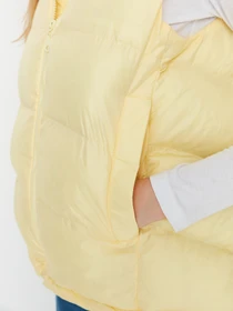 Куртки и дубленки Trendyol модель TWOAW23YE00008/Sari Фото