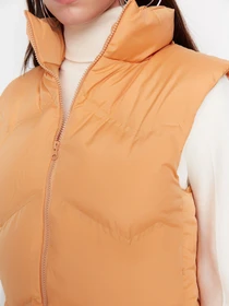 Куртки та дублянки Trendyol модель TWOAW23YE00028/Turuncu Фото