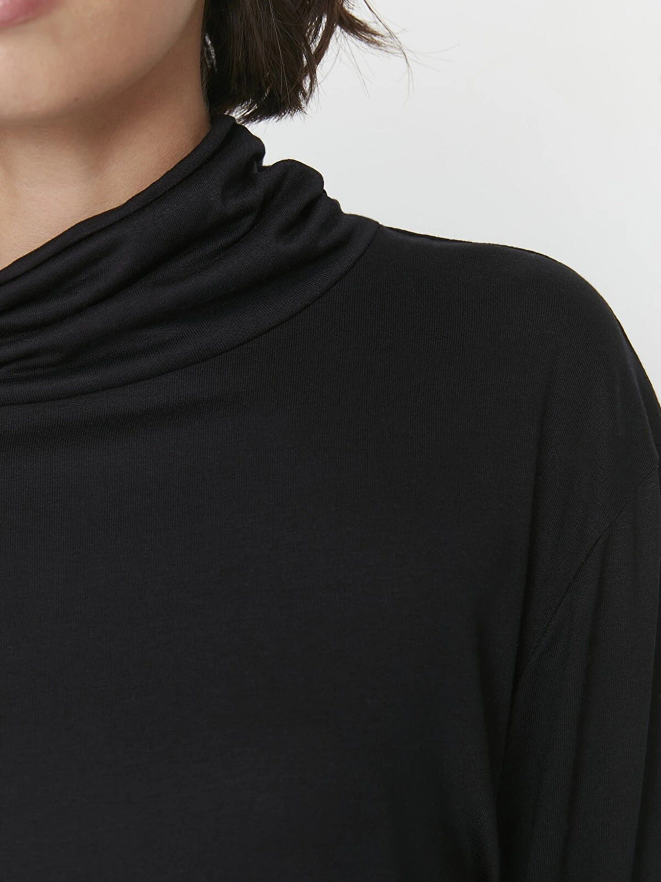 Худи и свитшоты Trendyol модель TWOAW23TS00054/Siyah Худи и свитшоты Trendyol модель TWOAW23TS00054/Siyah Фото