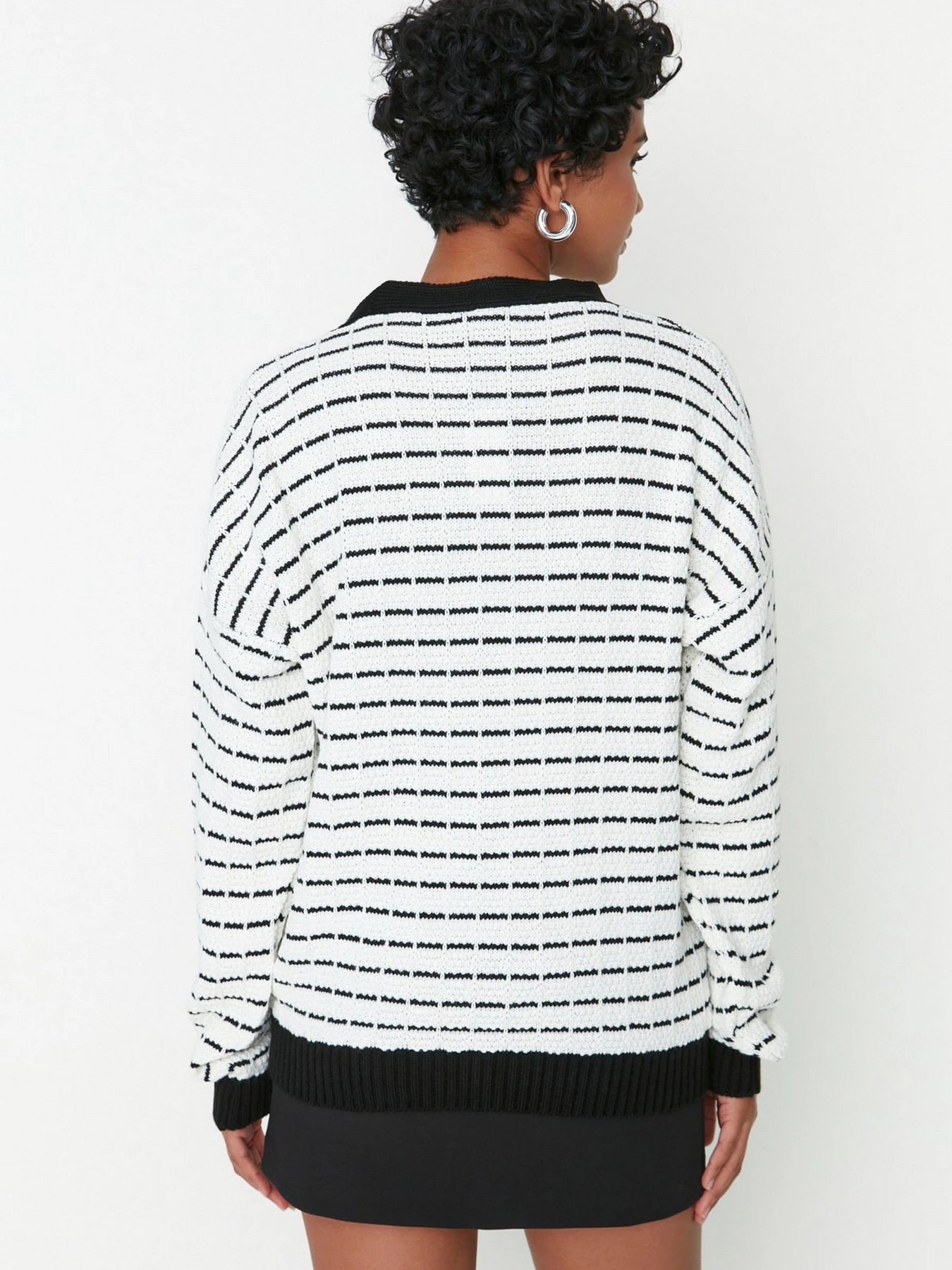 Свитры и кардиганы Trendyol модель TWOAW23HI00261/Siyah Свитры и кардиганы Trendyol модель TWOAW23HI00261/Siyah Фото