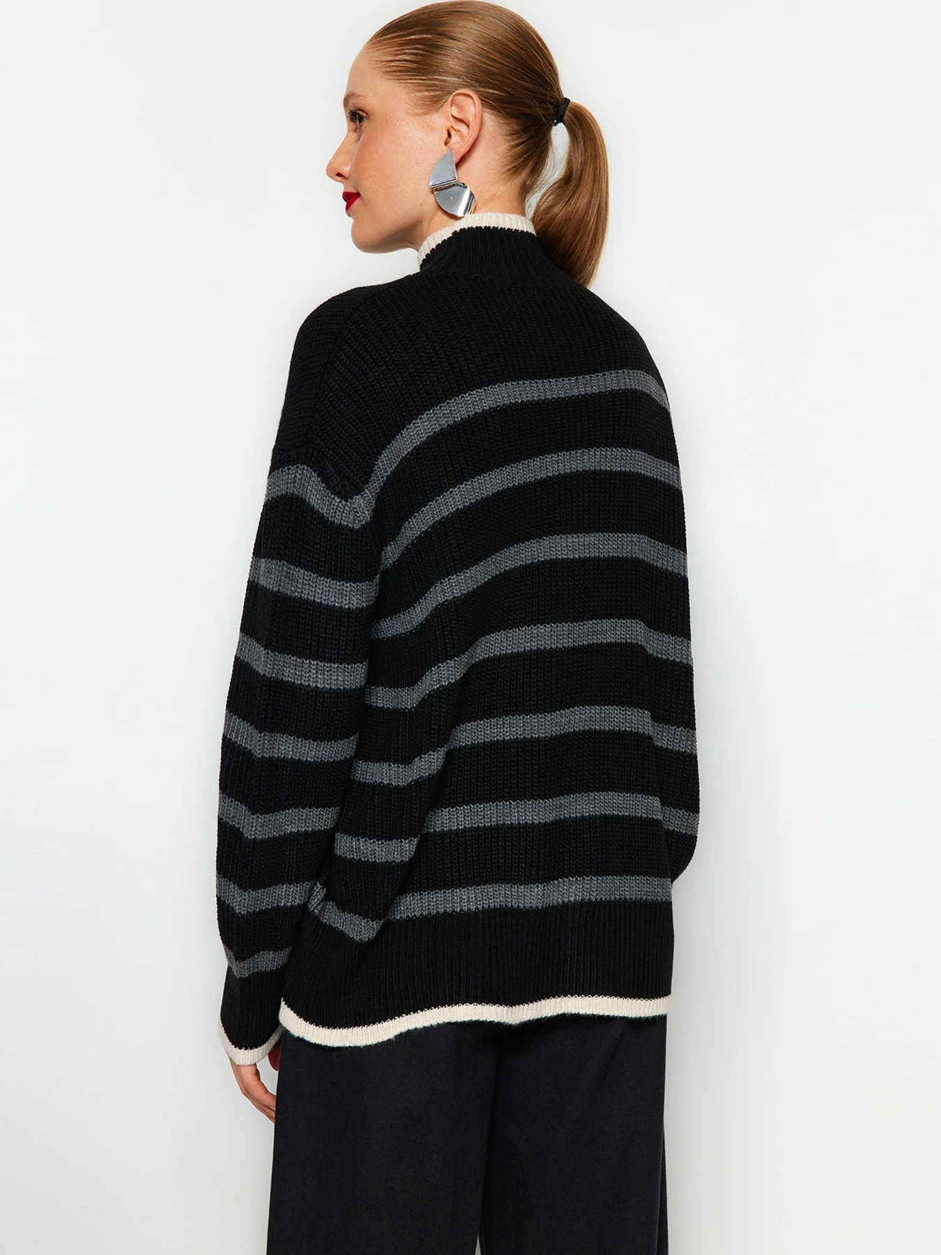 Свитры и кардиганы Trendyol модель TWOAW23KZ01446/Siyah Свитры и кардиганы Trendyol модель TWOAW23KZ01446/Siyah Фото