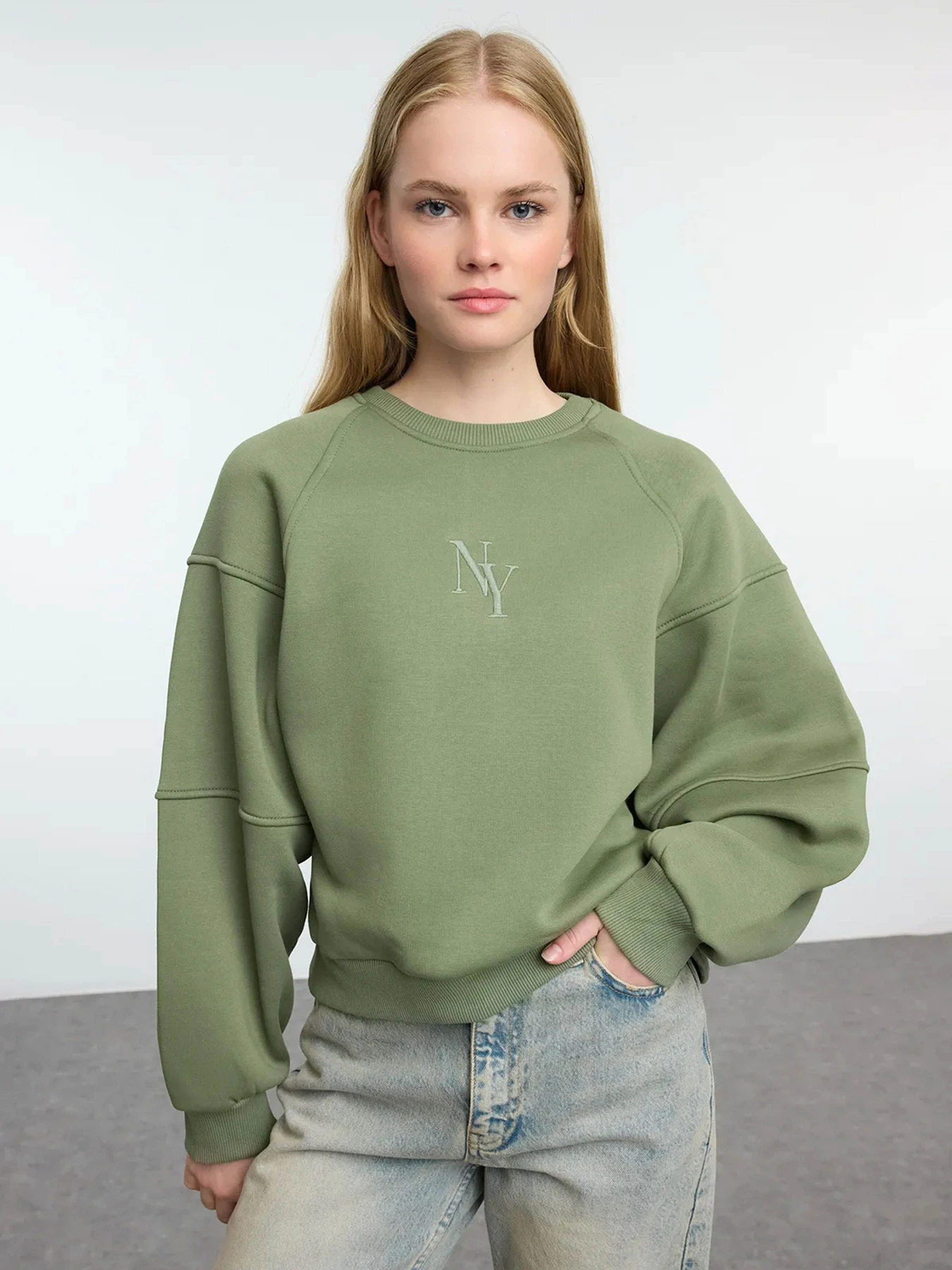 Худи и свитшоты Trendyol модель TWOAW24SW00199/Haki Фото