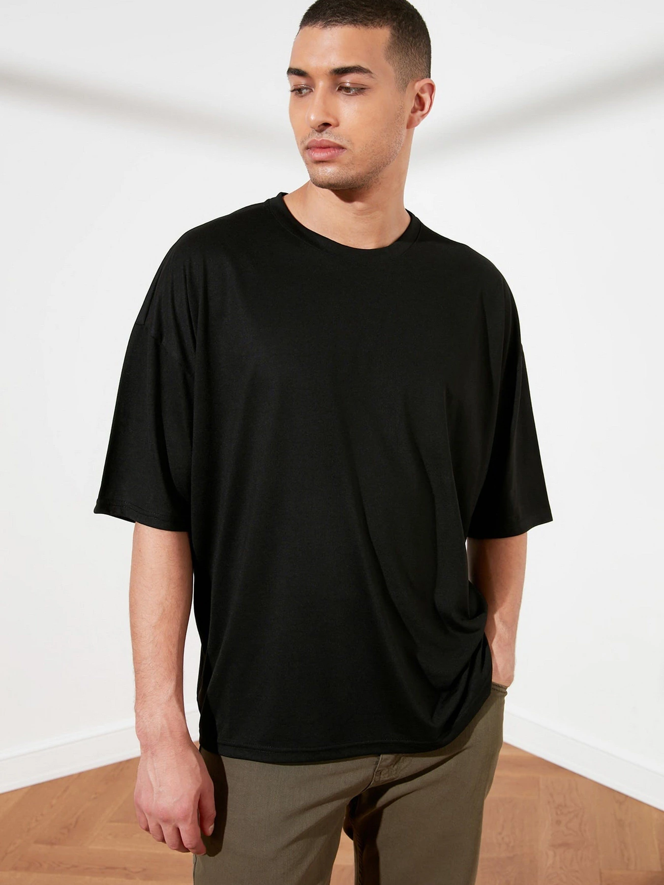 Футболки і поло Trendyol модель TMNSS21TS0811/Siyah Футболки і поло Trendyol модель TMNSS21TS0811/Siyah Фото