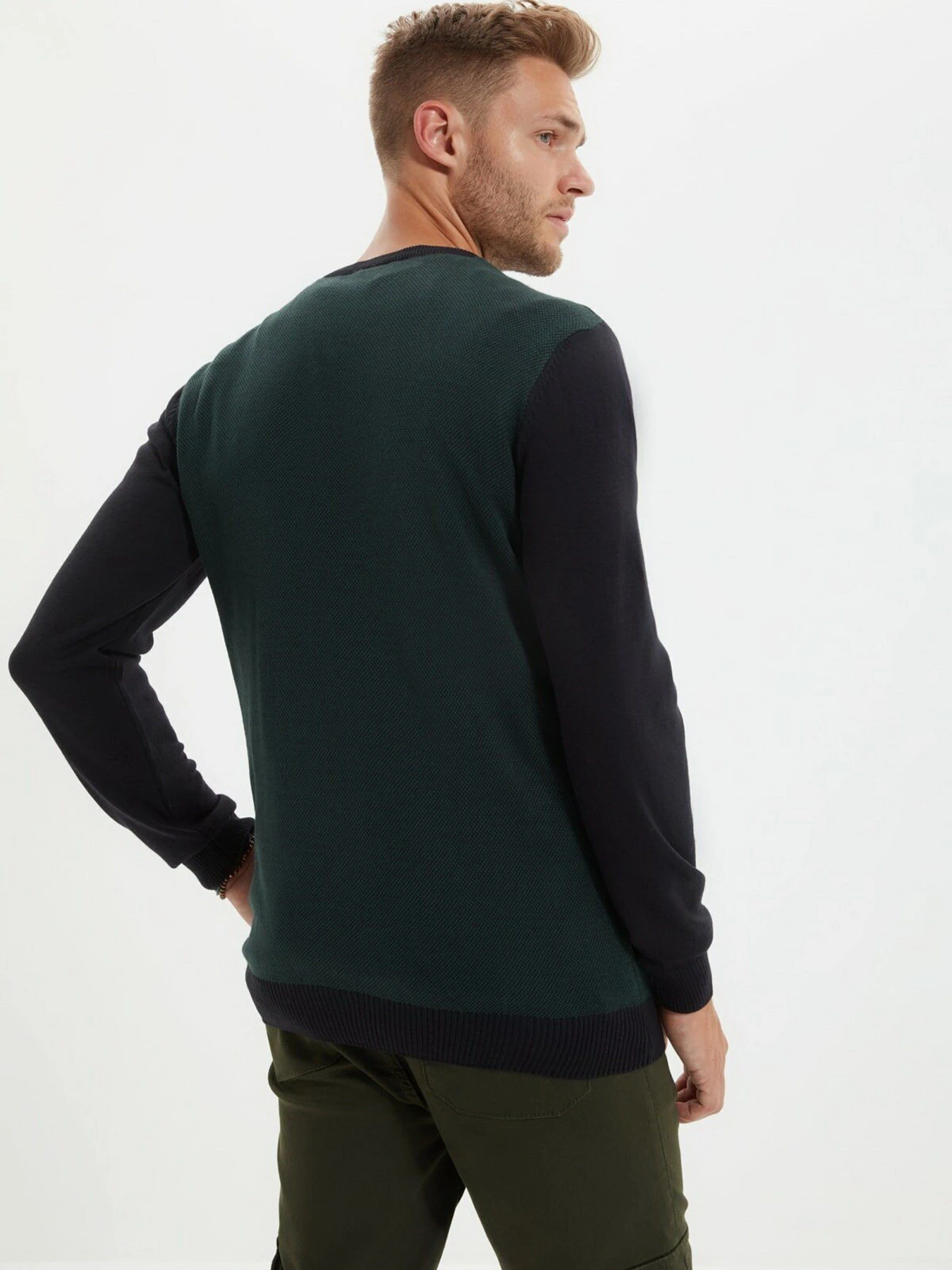 Светри та кардигани Trendyol модель TMNAW22KZ0600/Koyu Yesil Светри та кардигани Trendyol модель TMNAW22KZ0600/Koyu Yesil Фото