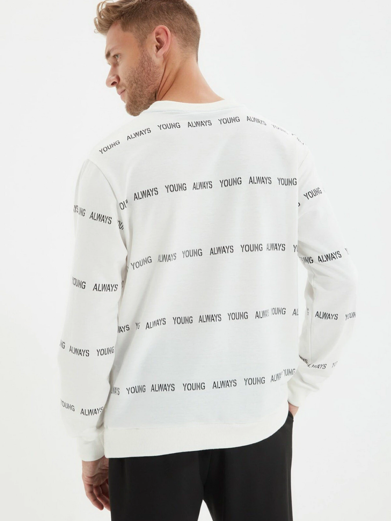 Худи и свитшоты Trendyol модель TMNAW22SW0357/Ekru Фото