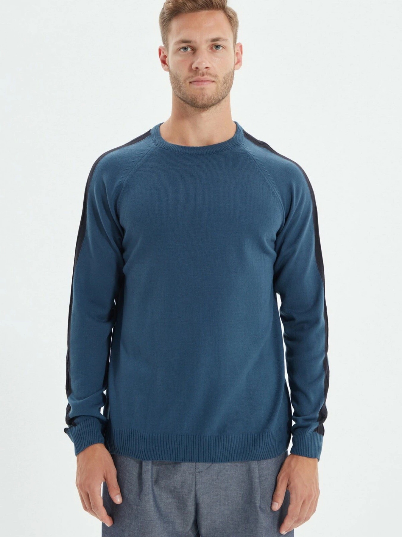 Светри та кардигани Trendyol модель TMNAW22KZ0655/Indigo Светри та кардигани Trendyol модель TMNAW22KZ0655/Indigo Фото
