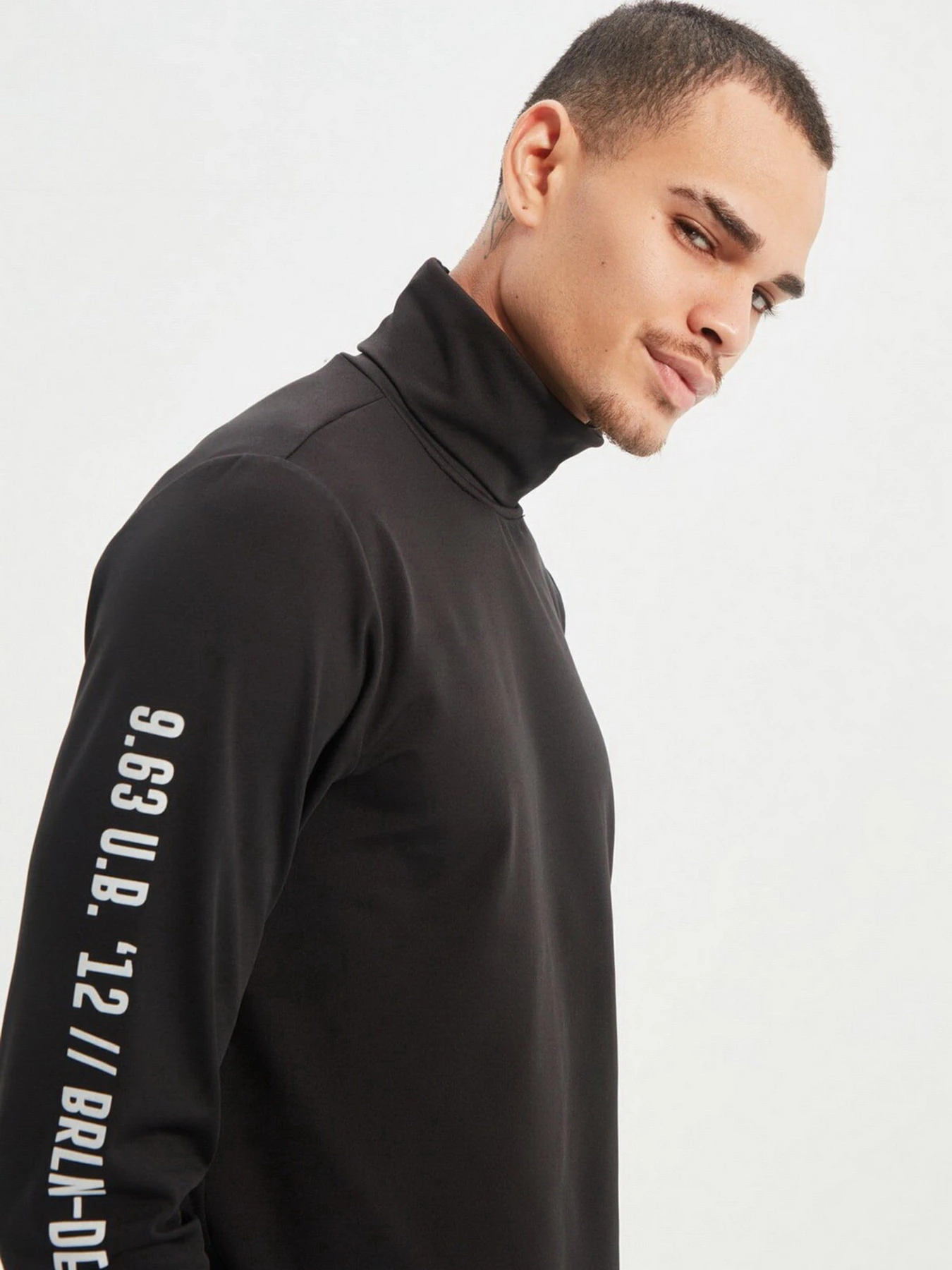 Свитры и кардиганы Trendyol модель TMNAW22SW1494/Siyah Свитры и кардиганы Trendyol модель TMNAW22SW1494/Siyah Фото