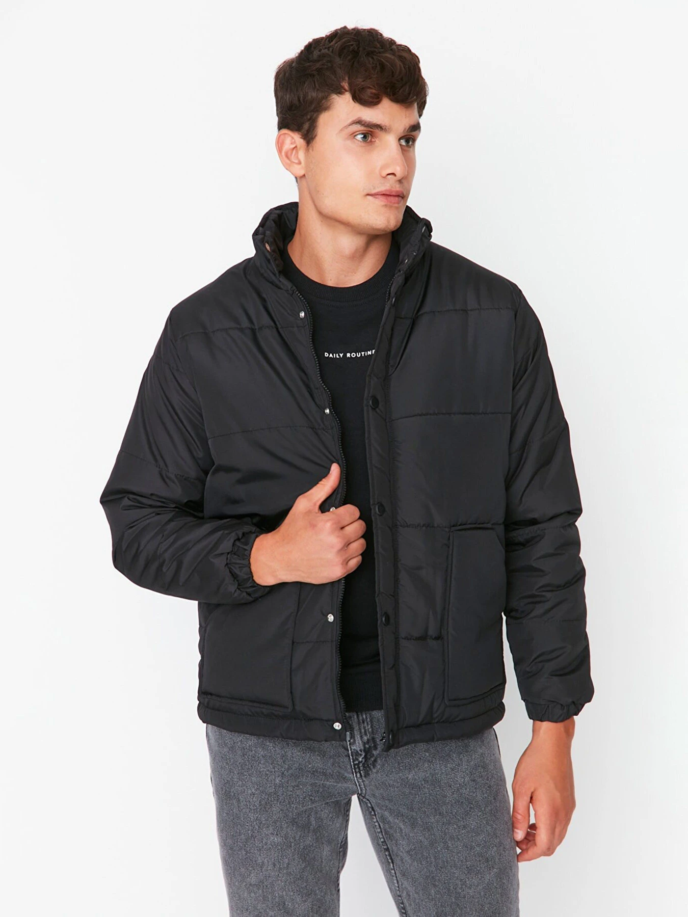 Куртки и дубленки Trendyol модель TMNAW22MO0131/Siyah Куртки и дубленки Trendyol модель TMNAW22MO0131/Siyah Фото