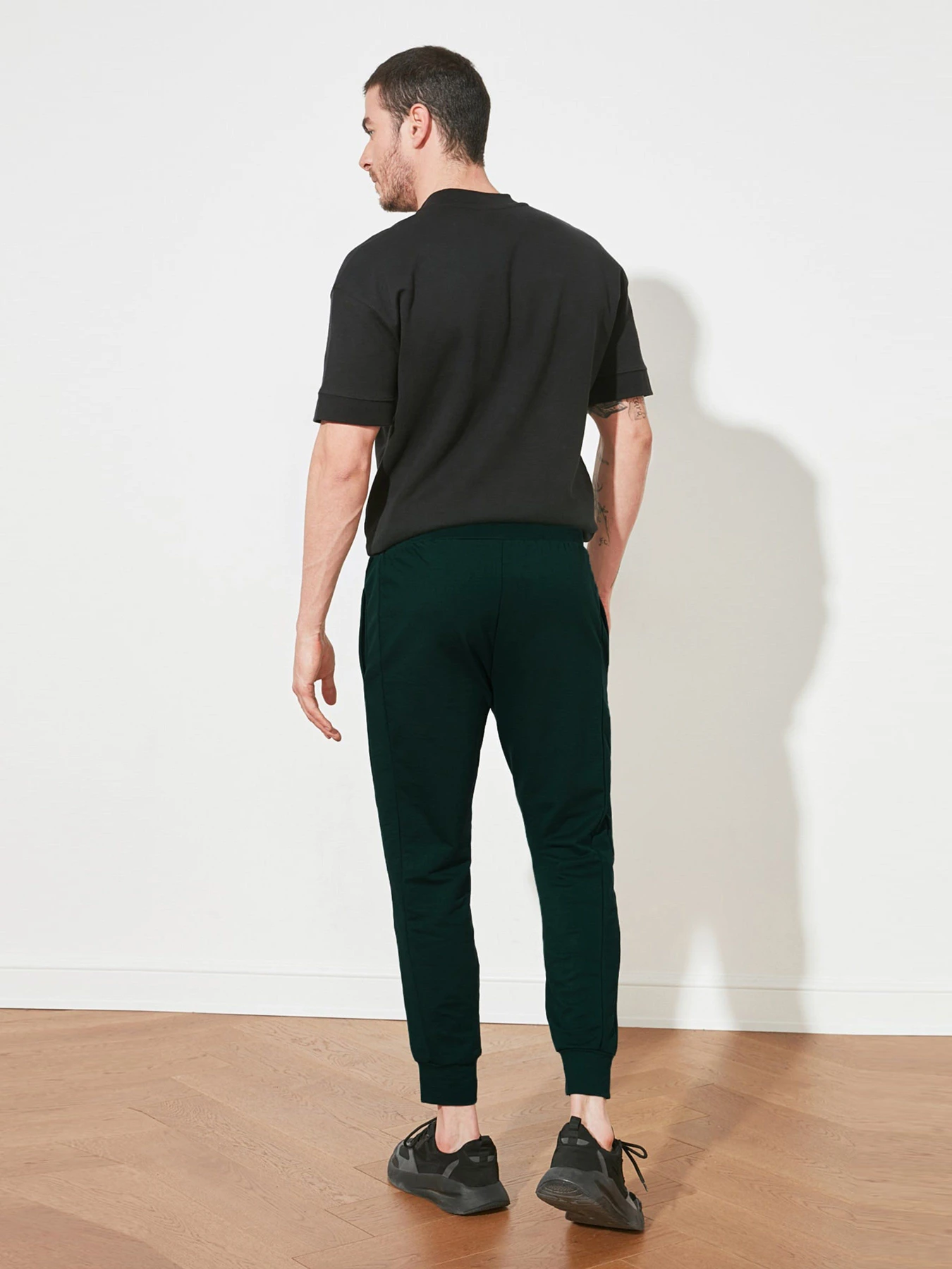 Брюки Trendyol модель TMNAW21EA0387/Yesil Брюки Trendyol модель TMNAW21EA0387/Yesil Фото