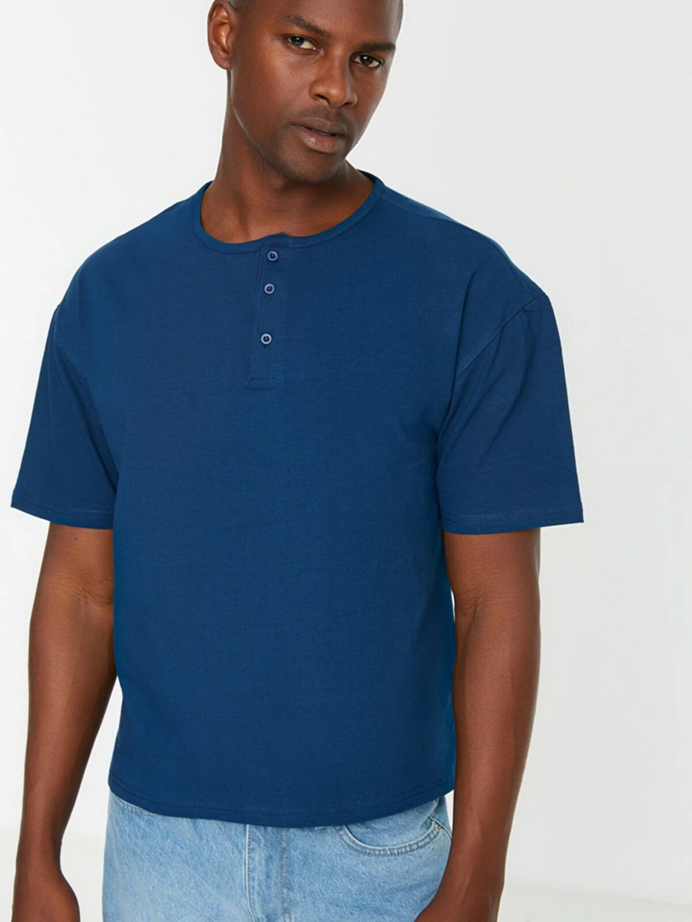 Футболки и поло Trendyol модель TMNSS22TS0311/Indigo Футболки и поло Trendyol модель TMNSS22TS0311/Indigo Фото