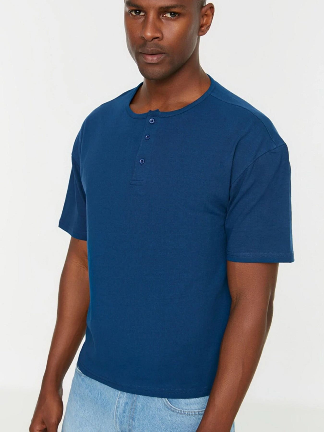 Футболки и поло Trendyol модель TMNSS22TS0311/Indigo Футболки и поло Trendyol модель TMNSS22TS0311/Indigo Фото
