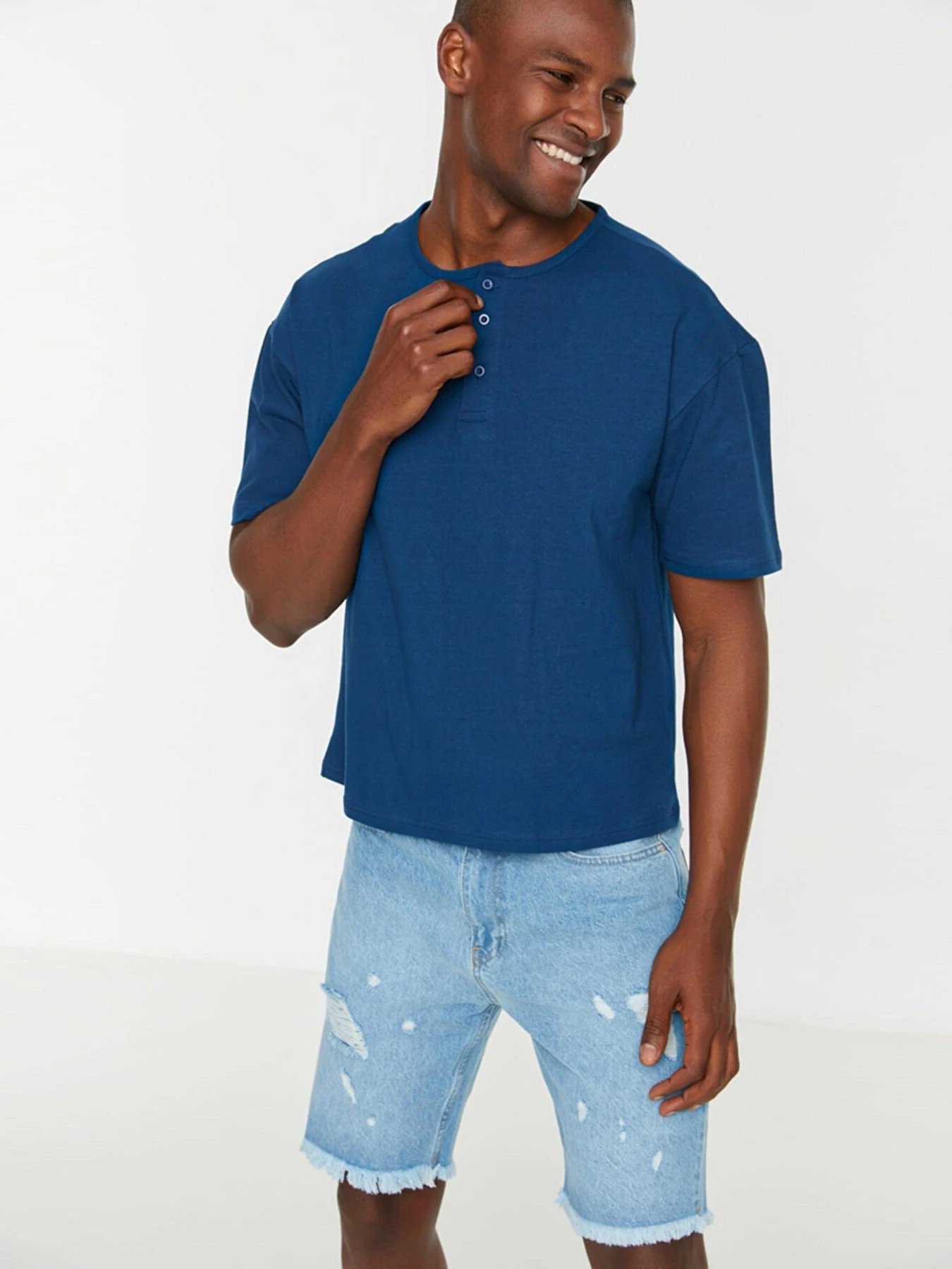 Футболки и поло Trendyol модель TMNSS22TS0311/Indigo Футболки и поло Trendyol модель TMNSS22TS0311/Indigo Фото