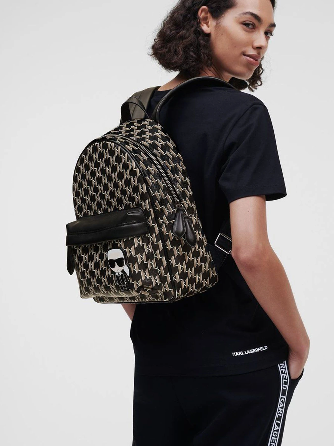 Рюкзаки Karl Lagerfeld модель 220W3050_999 Рюкзаки Karl Lagerfeld модель 220W3050_999 Фото