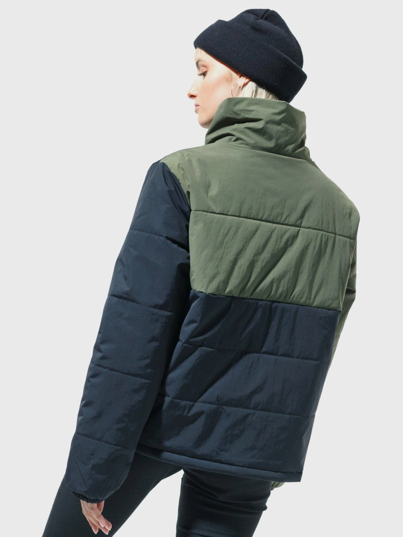 Куртки и дубленки Vans 66 Supply Pullover Puffer модель VN0A4SD8KCZ1 Куртки и дубленки Vans 66 Supply Pullover Puffer модель VN0A4SD8KCZ1 Фото