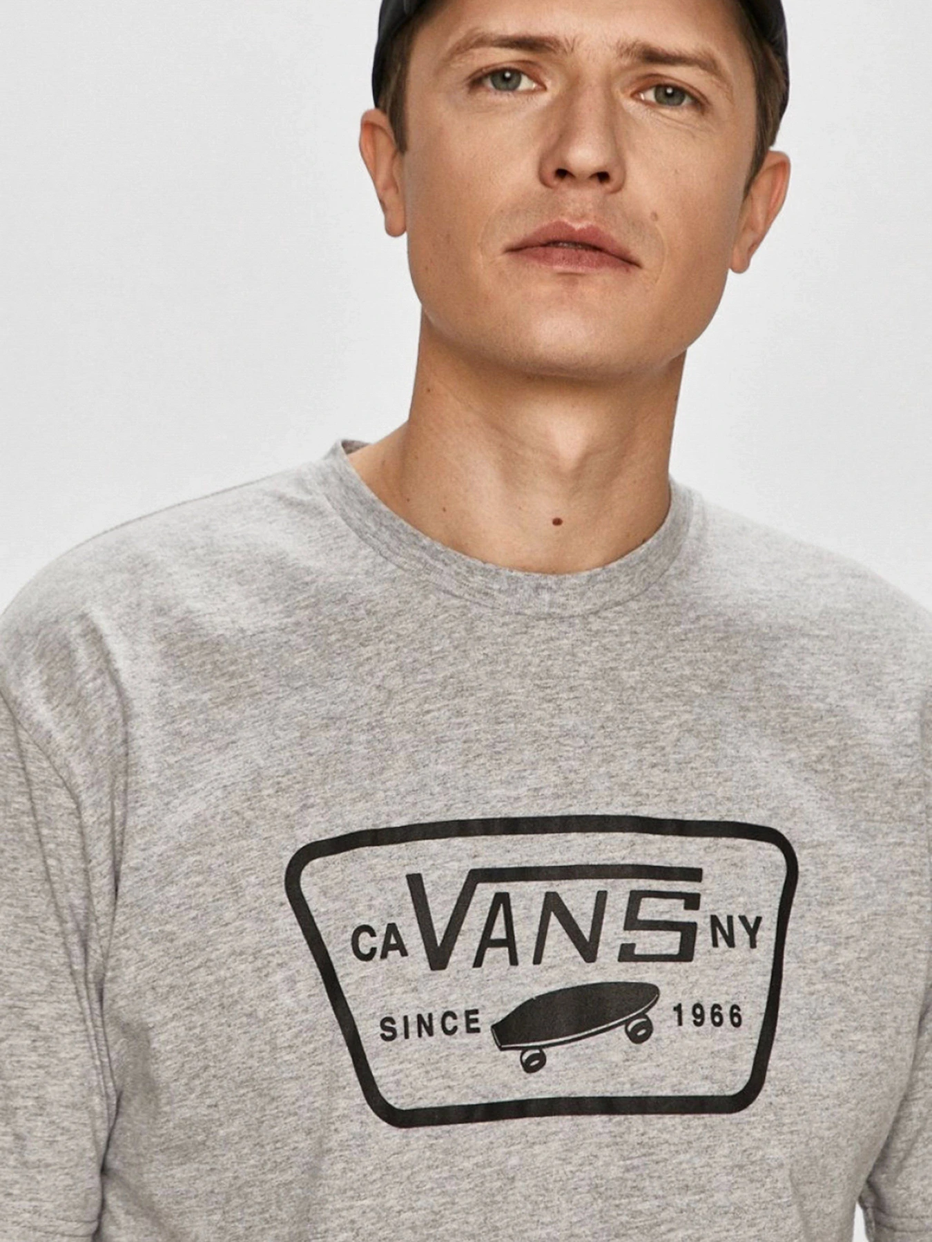 Футболки и поло Vans Full Patch модель VN000QN8ATH1 Футболки и поло Vans Full Patch модель VN000QN8ATH1 Фото