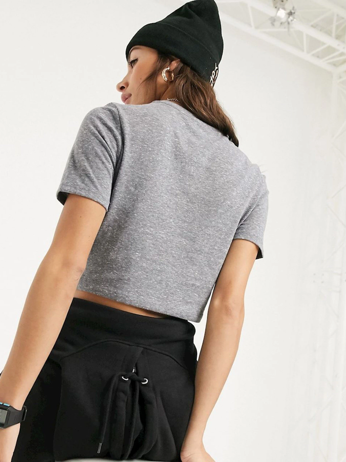 Футболки і поло Vans Flying V Crop Crew Sport модель VN0A54QUGRH1 Футболки і поло Vans Flying V Crop Crew Sport модель VN0A54QUGRH1 Фото