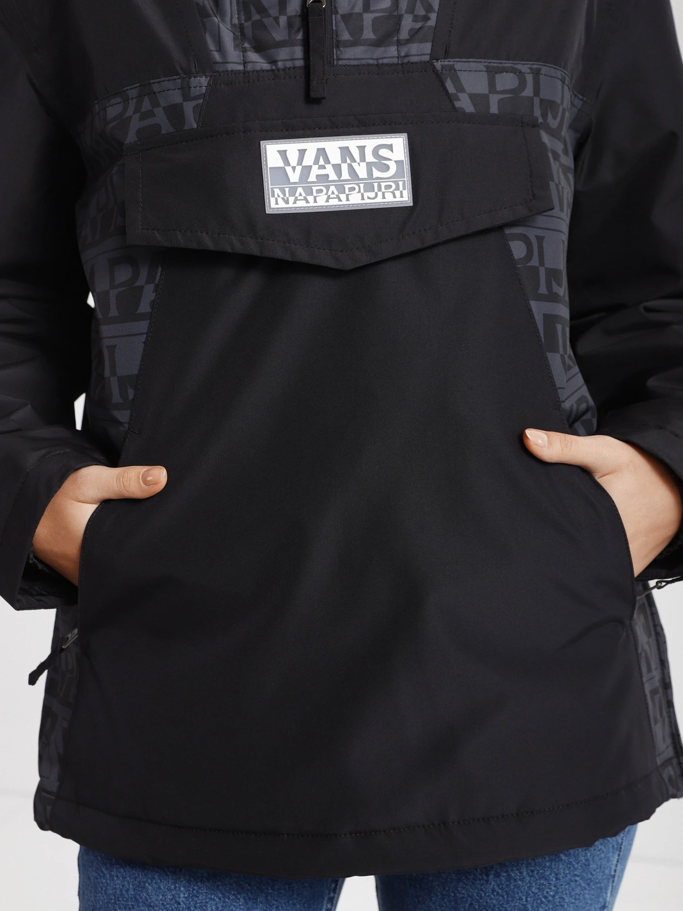 Куртки и дубленки Vans X NAPAPIJRI Anorak Jacket модель VN0A53WXBLK1 Куртки и дубленки Vans X NAPAPIJRI Anorak Jacket модель VN0A53WXBLK1 Фото