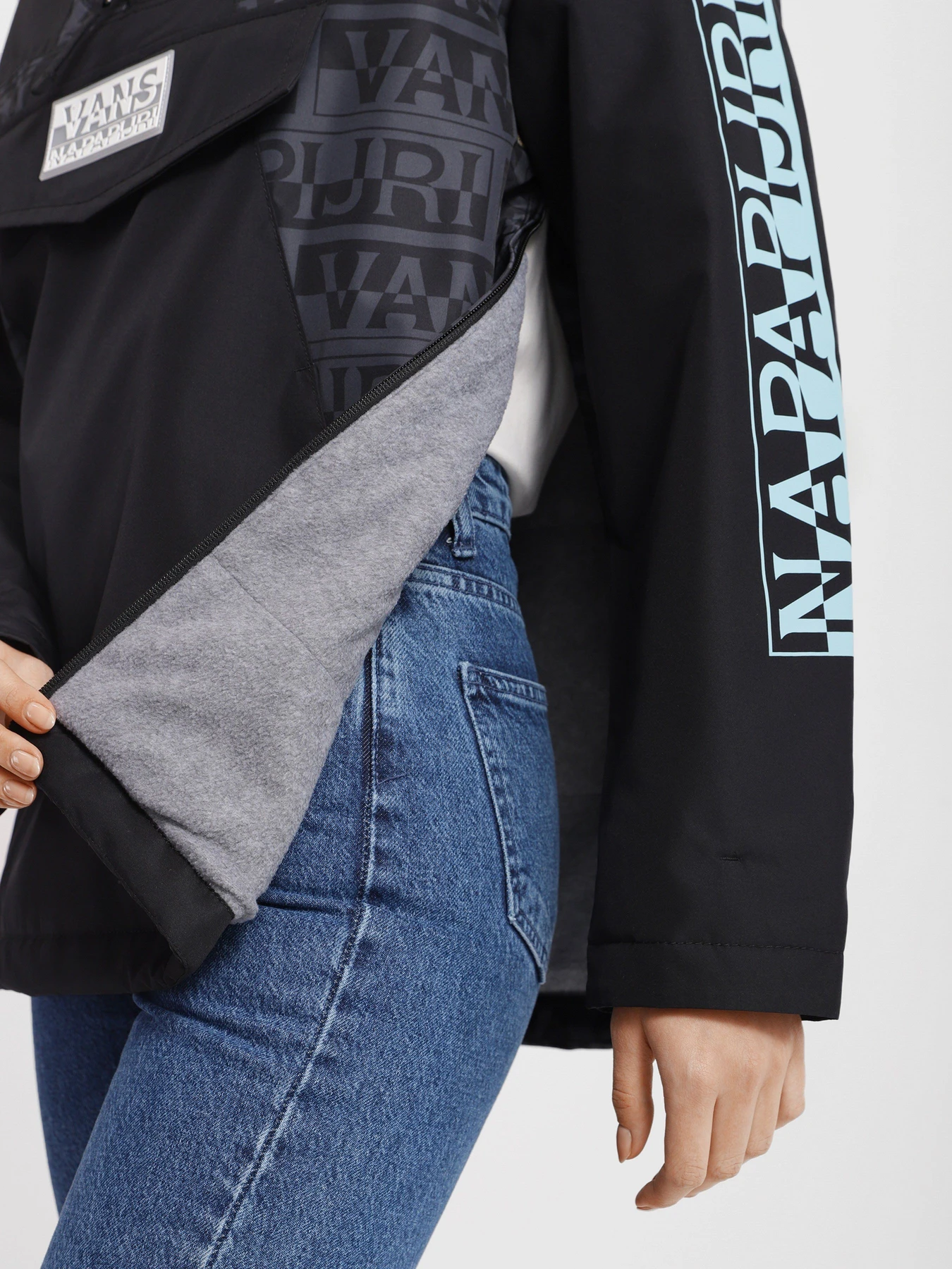 Куртки и дубленки Vans X NAPAPIJRI Anorak Jacket модель VN0A53WXBLK1 Куртки и дубленки Vans X NAPAPIJRI Anorak Jacket модель VN0A53WXBLK1 Фото
