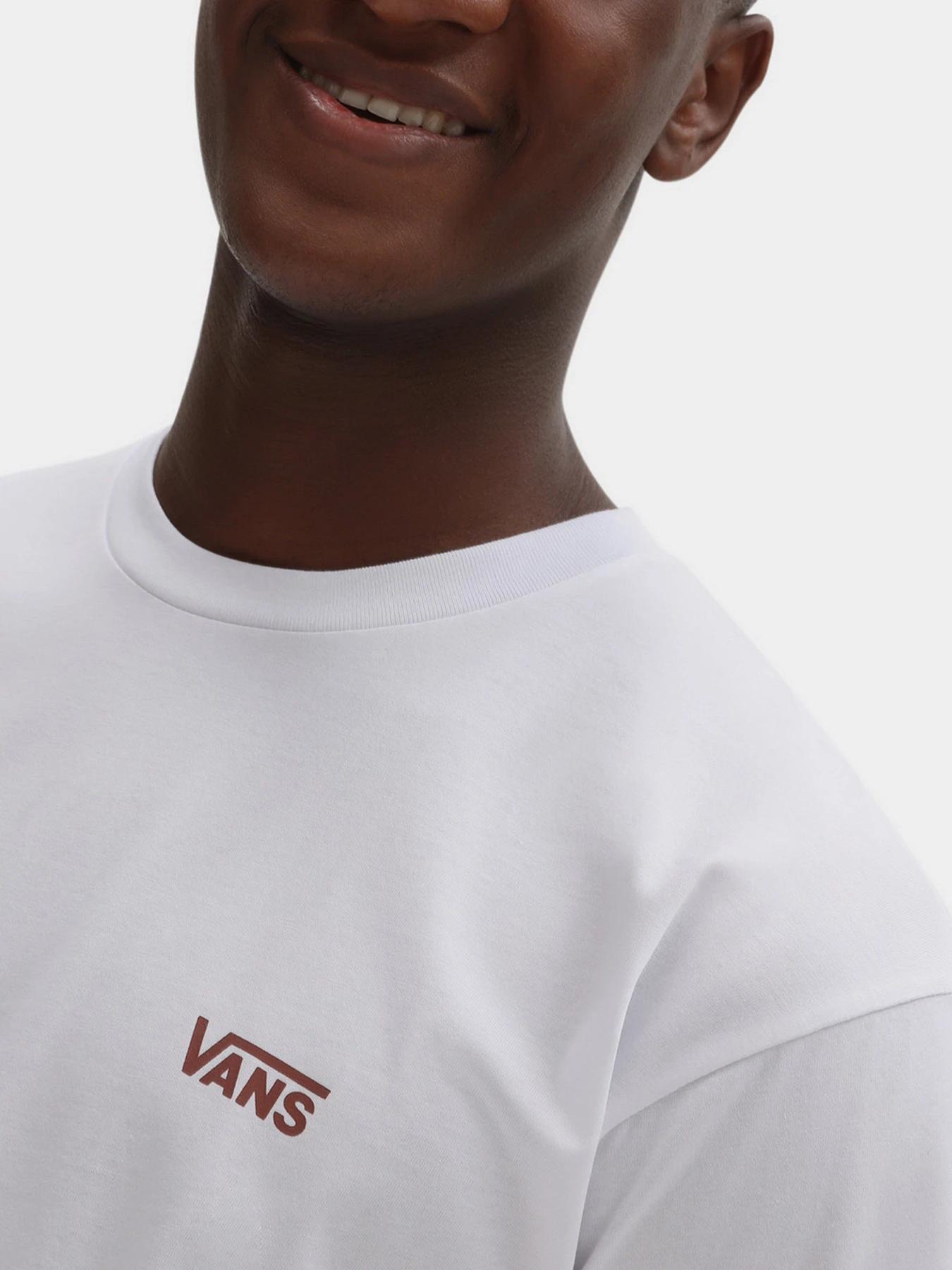 Футболки и поло Vans Left Chest Logo Plus модель VN0A54TFYUK1 Футболки и поло Vans Left Chest Logo Plus модель VN0A54TFYUK1 Фото