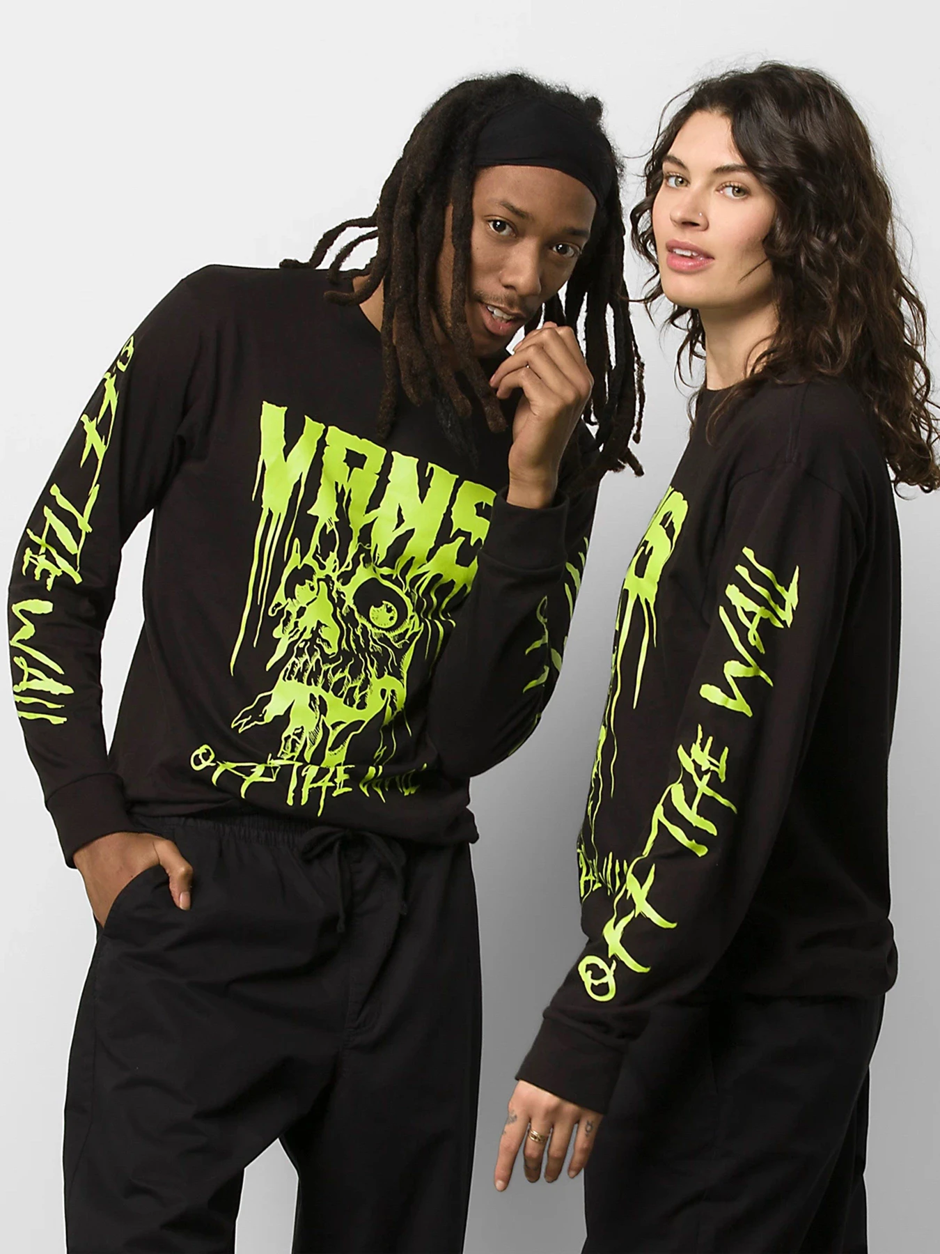 Худи и свитшоты Vans GLARING EYES модель VN00001EBLK1 Худи и свитшоты Vans GLARING EYES модель VN00001EBLK1 Фото