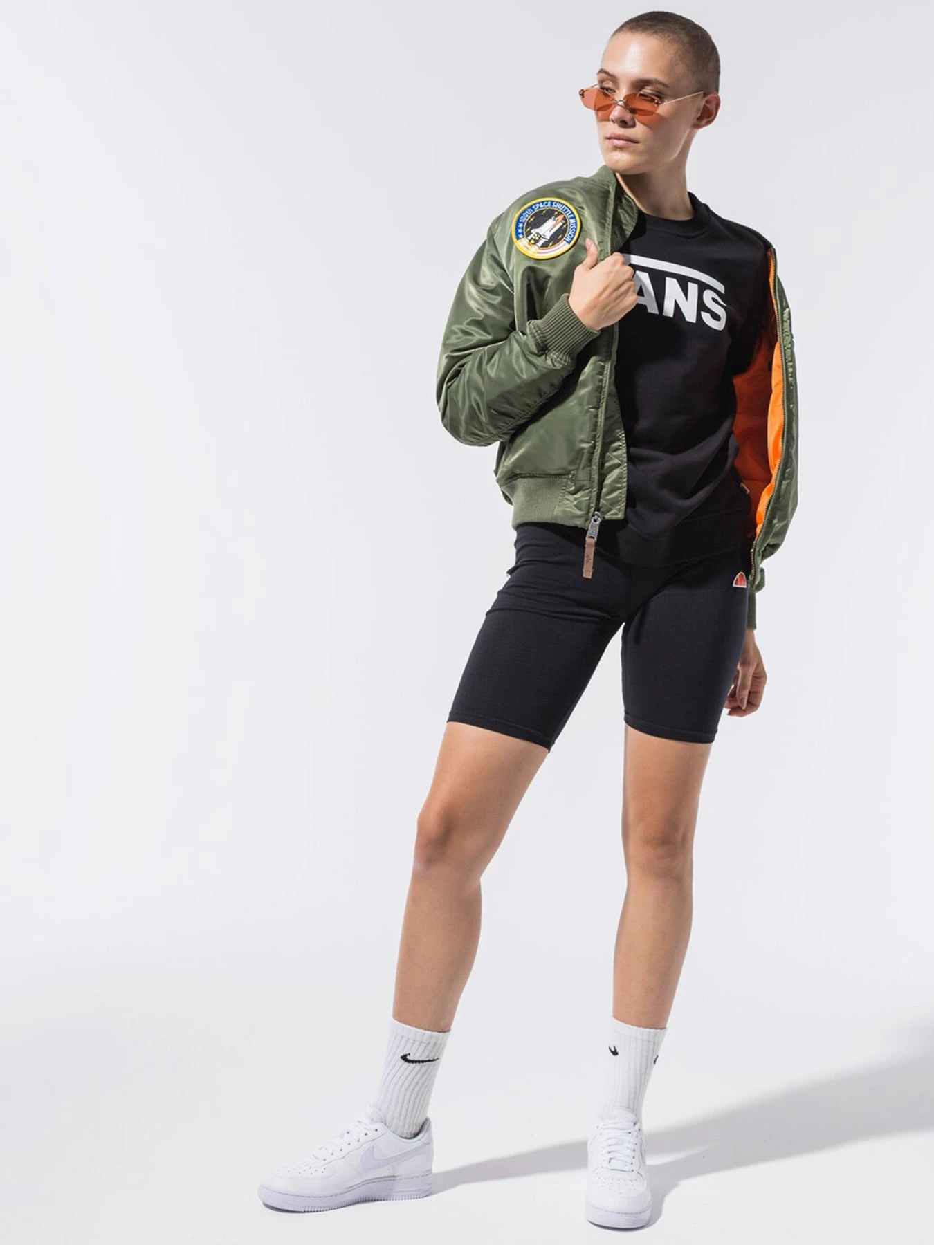 Худі та світшоти Vans Classic V Crew модель VN0A4S97BLK1 Худі та світшоти Vans Classic V Crew модель VN0A4S97BLK1 Фото