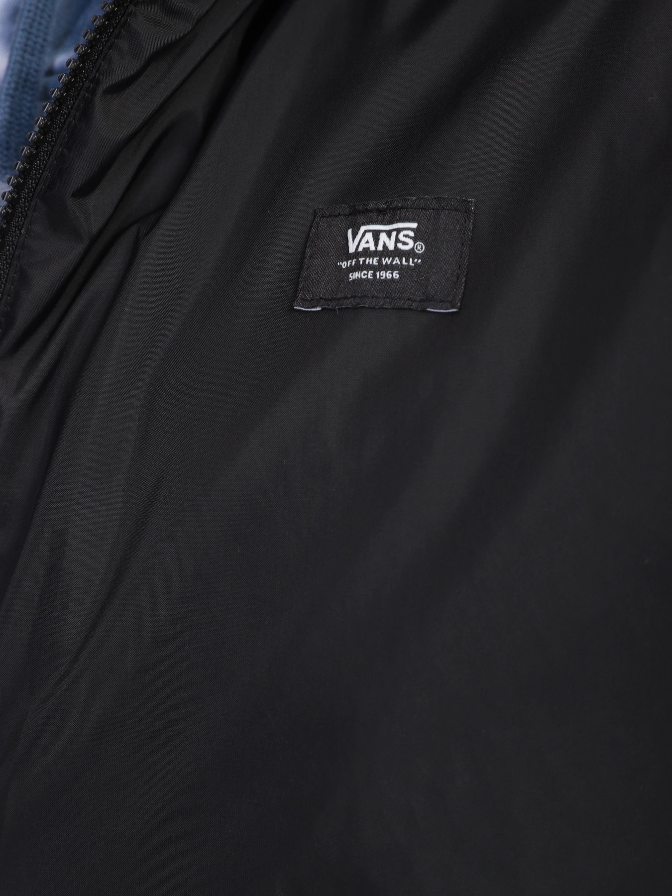 Куртки и дубленки Vans Harvard Windbreaker модель VN0A7S8WBLK1 Куртки и дубленки Vans Harvard Windbreaker модель VN0A7S8WBLK1 Фото