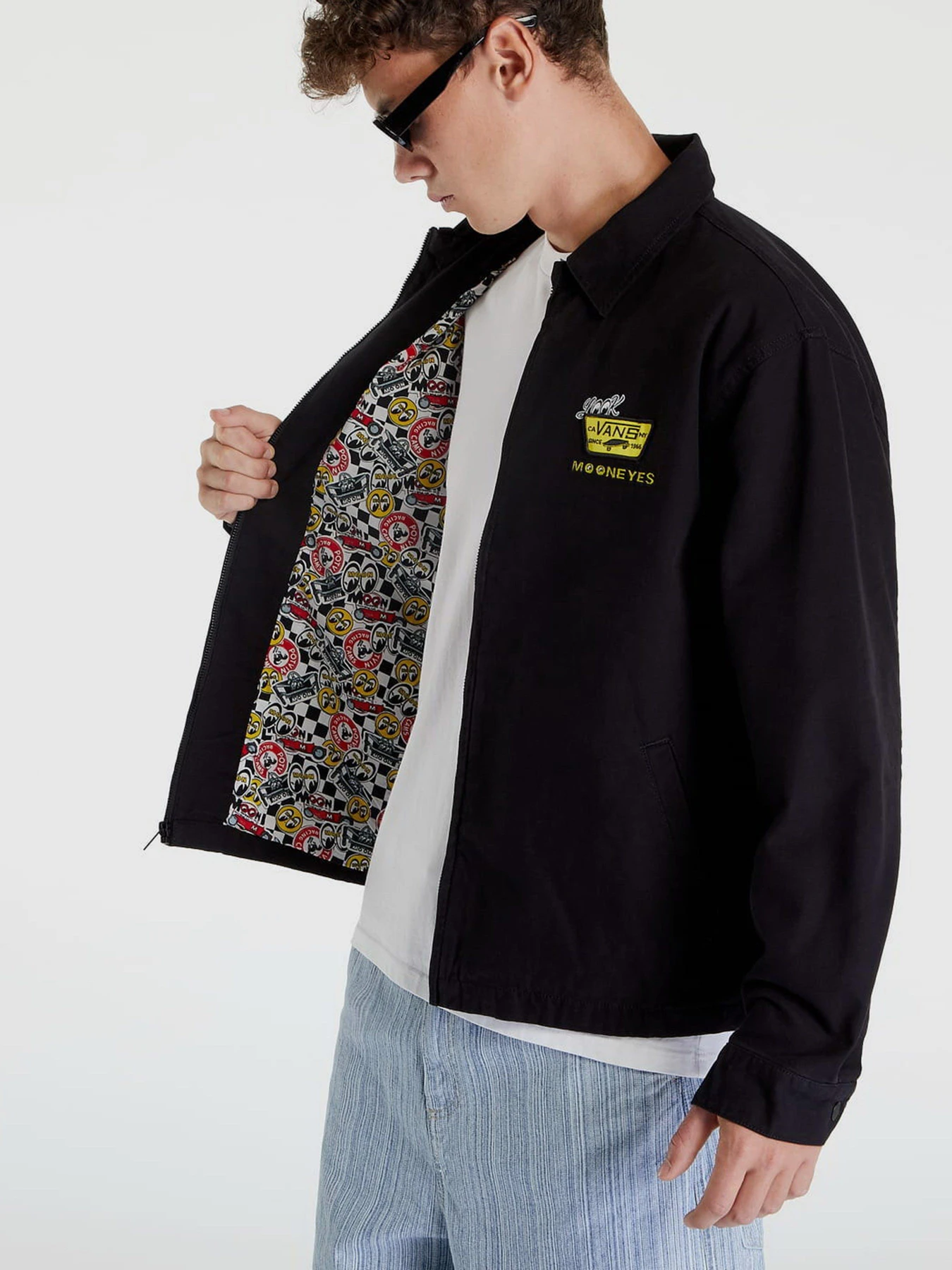 Куртки та дублянки Vans X MOONEYES модель VN0000BBBLK1 Куртки та дублянки Vans X MOONEYES модель VN0000BBBLK1 Фото