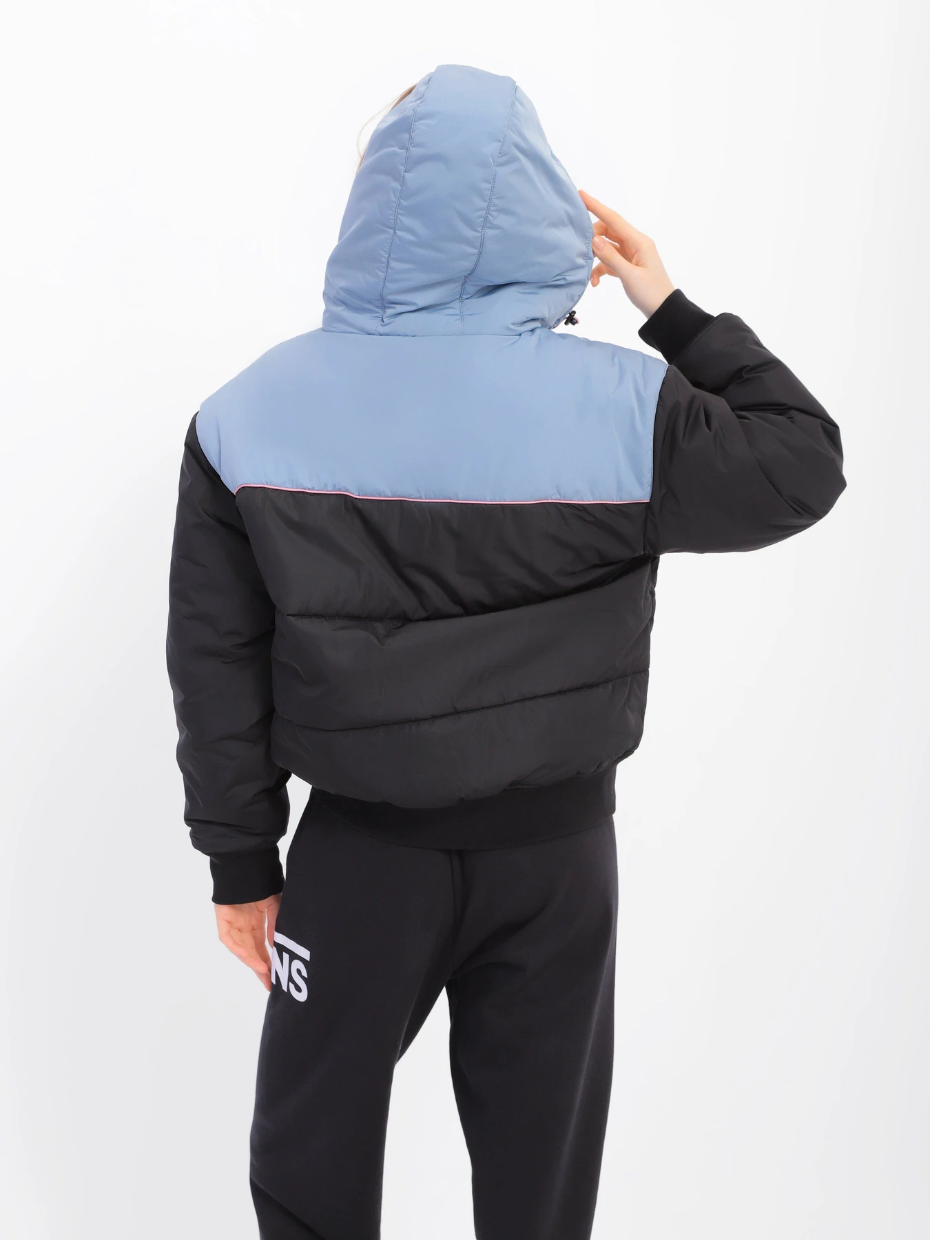 Куртки и дубленки Vans Hard Rain модель VN0A7ROCBLK1 Куртки и дубленки Vans Hard Rain модель VN0A7ROCBLK1 Фото