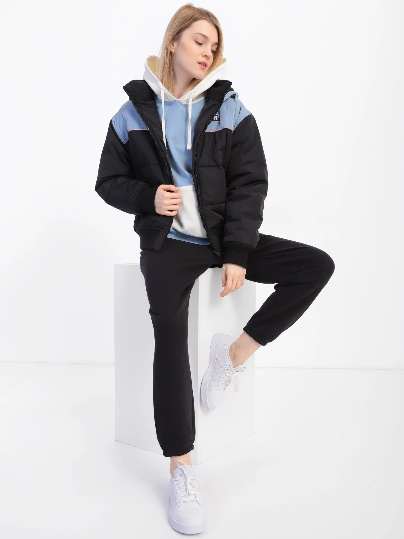 Куртки и дубленки Vans Hard Rain модель VN0A7ROCBLK1 Куртки и дубленки Vans Hard Rain модель VN0A7ROCBLK1 Фото