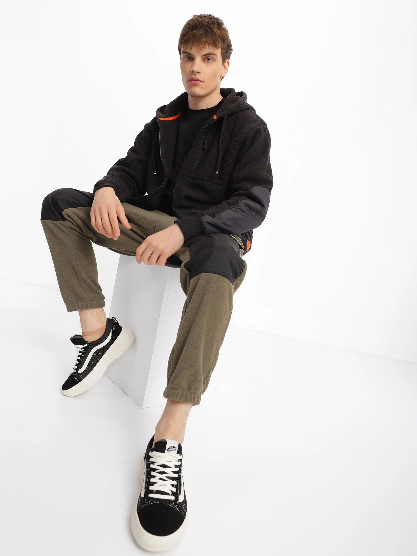 Худи и свитшоты Vans RAEBURN POLAR MONT модель VN0000B2BLK1 Худи и свитшоты Vans RAEBURN POLAR MONT модель VN0000B2BLK1 Фото