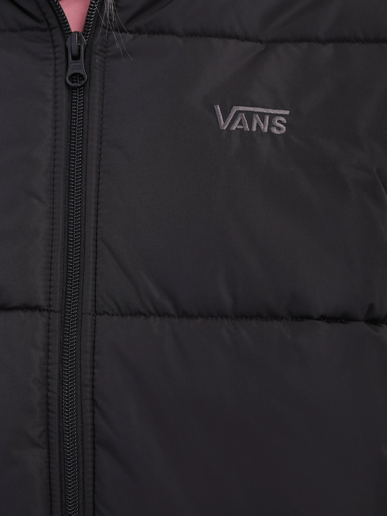 Куртки и дубленки Vans Short Puffer 2 модель VN0A4B8MBLK1 Куртки и дубленки Vans Short Puffer 2 модель VN0A4B8MBLK1 Фото