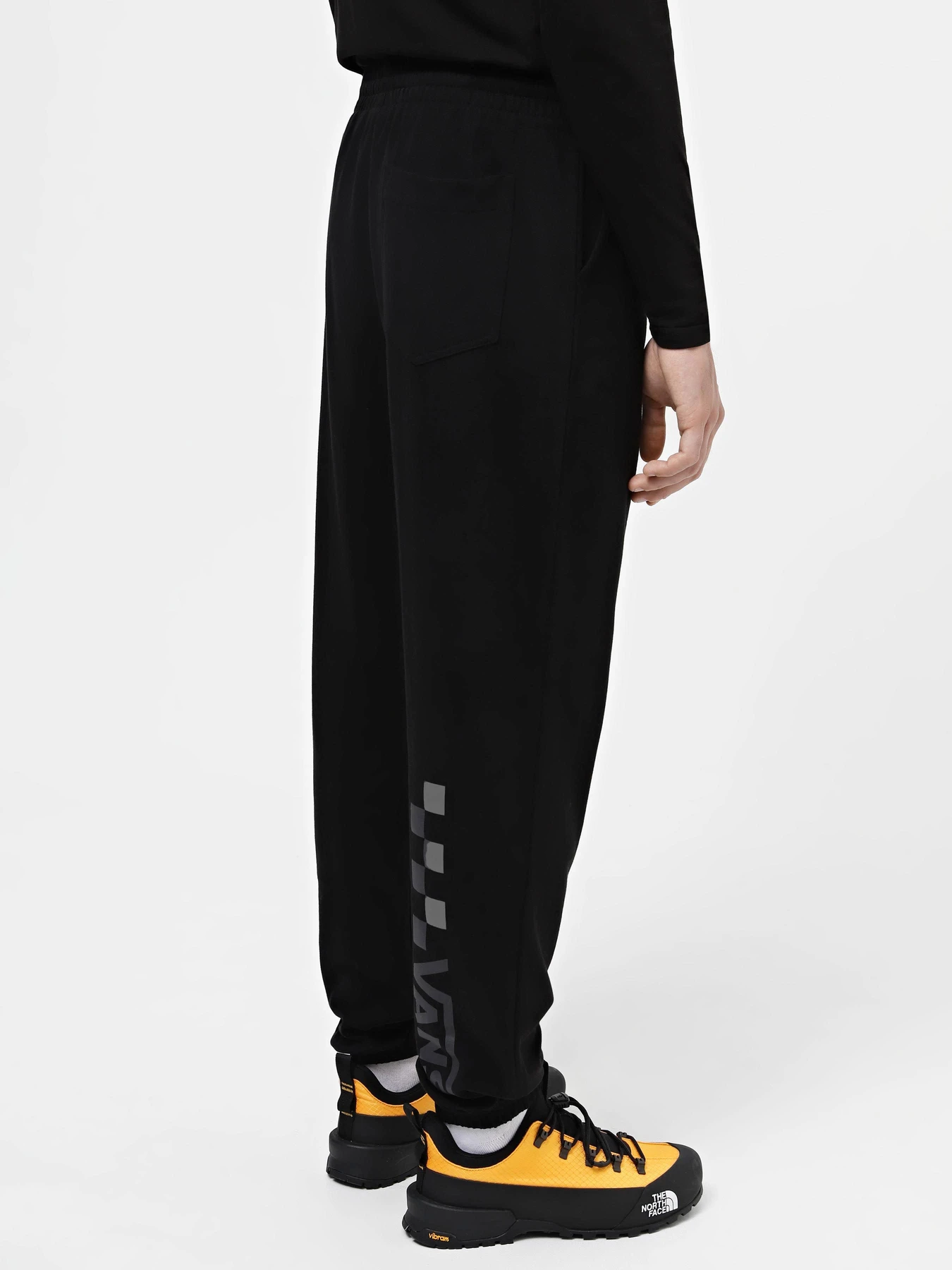 Штани Vans Trecker модель VN0A7UC8BLK1 Штани Vans Trecker модель VN0A7UC8BLK1 Фото