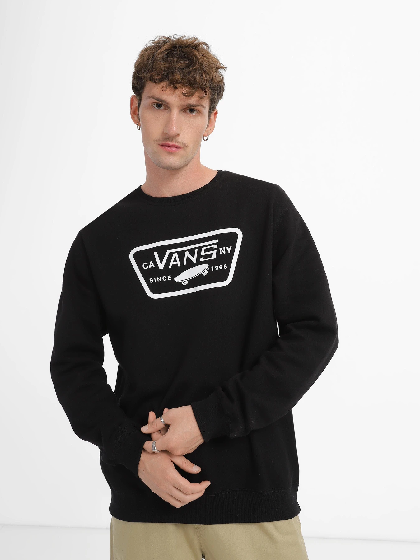 Худи и свитшоты Vans Full Patch Crew модель VN0A45CIBLK1 Худи и свитшоты Vans Full Patch Crew модель VN0A45CIBLK1 Фото