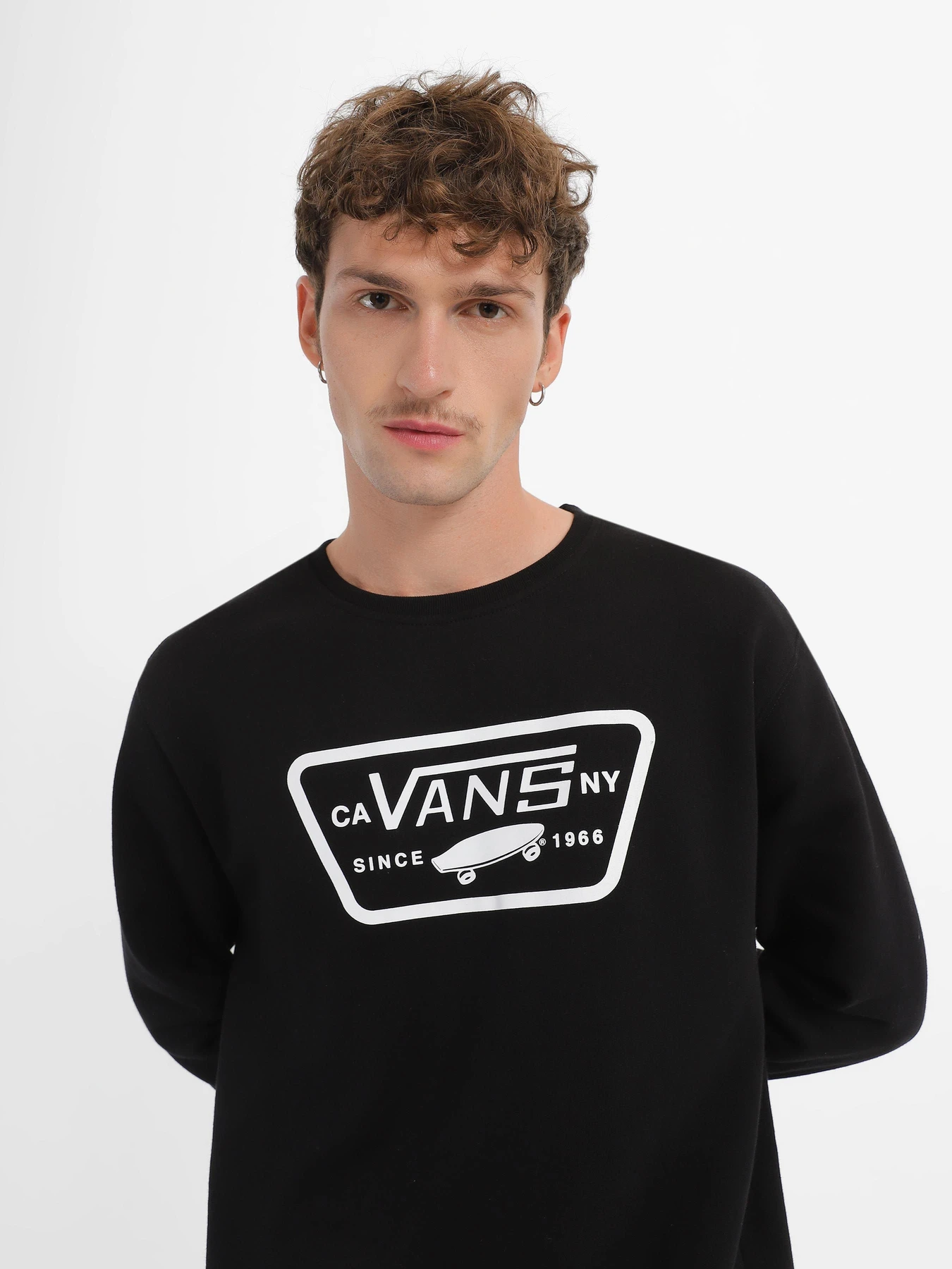 Худи и свитшоты Vans Full Patch Crew модель VN0A45CIBLK1 Худи и свитшоты Vans Full Patch Crew модель VN0A45CIBLK1 Фото