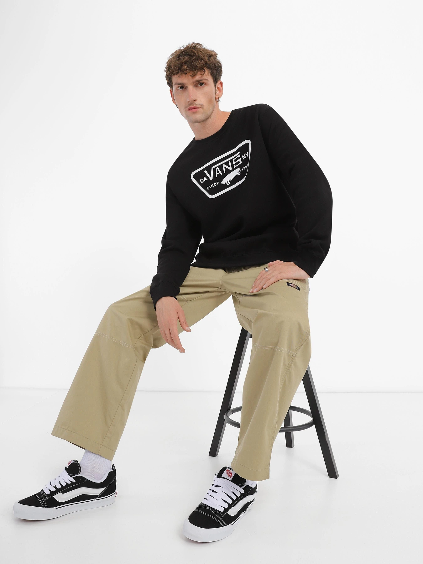 Худи и свитшоты Vans Full Patch Crew модель VN0A45CIBLK1 Худи и свитшоты Vans Full Patch Crew модель VN0A45CIBLK1 Фото