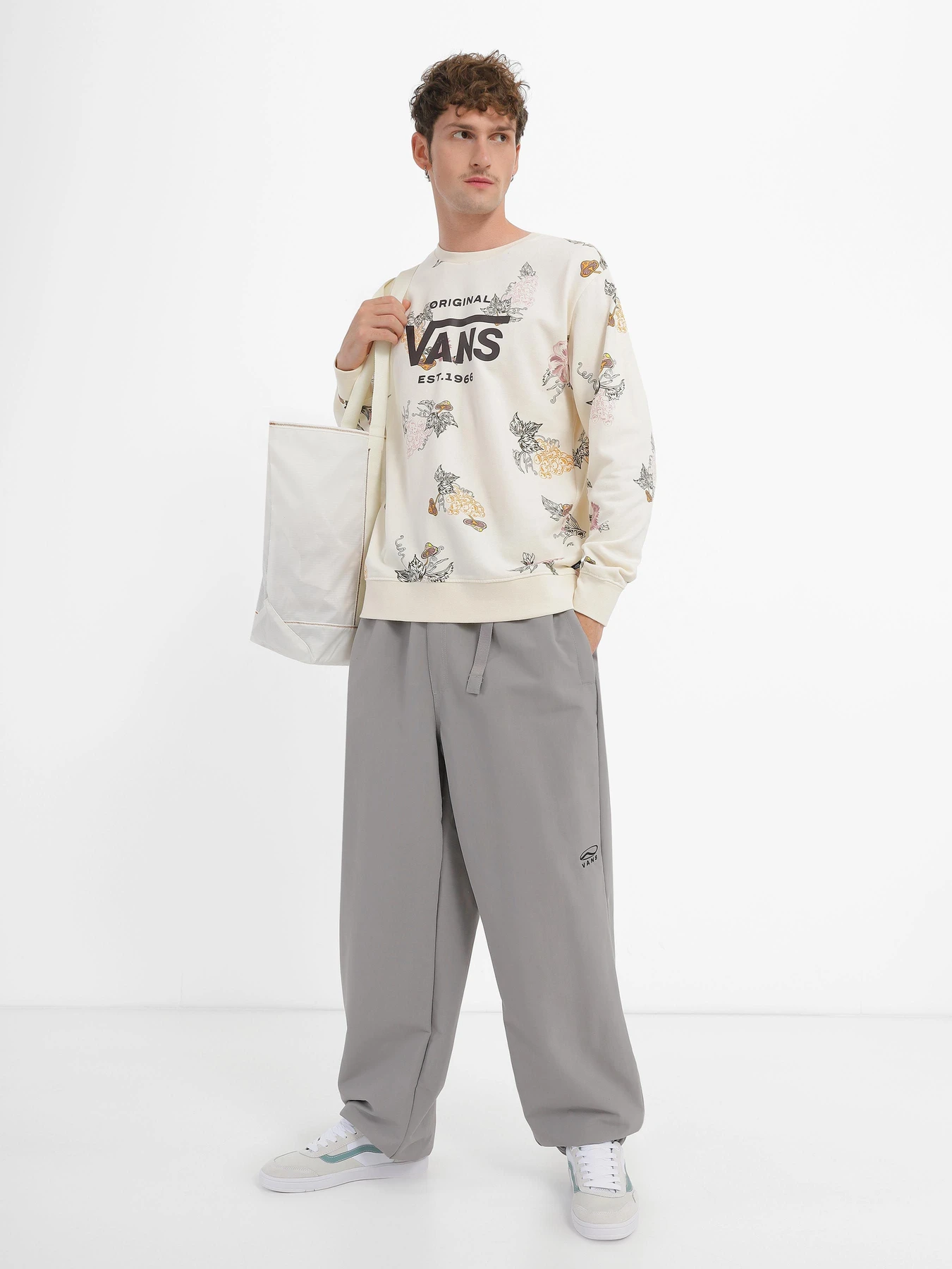 Худи и свитшоты Vans All Over Print Crew Fleece модель VN000ARY3KS1 Худи и свитшоты Vans All Over Print Crew Fleece модель VN000ARY3KS1 Фото
