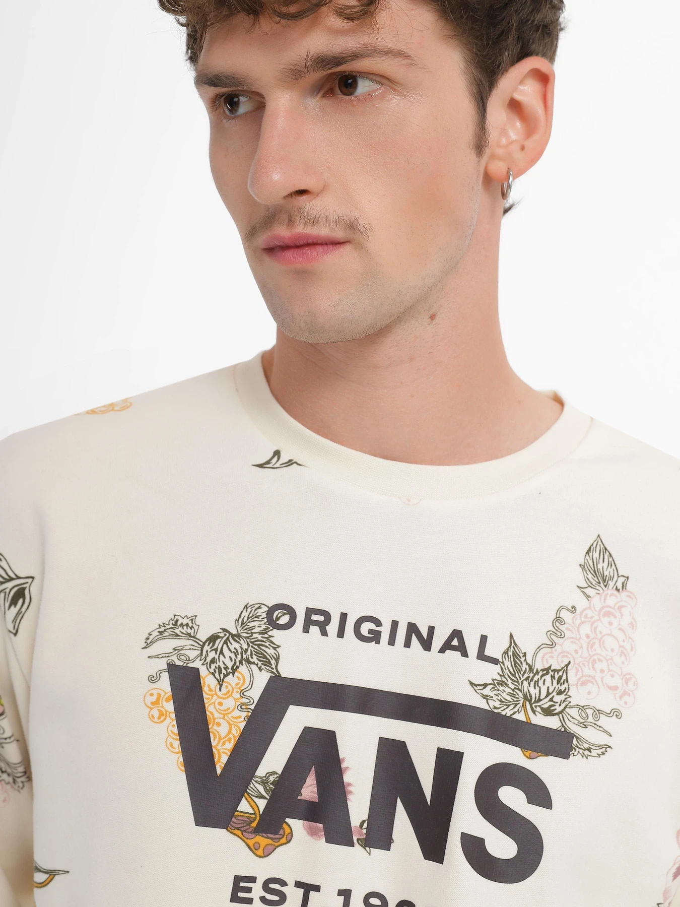 Худи и свитшоты Vans All Over Print Crew Fleece модель VN000ARY3KS1 Худи и свитшоты Vans All Over Print Crew Fleece модель VN000ARY3KS1 Фото