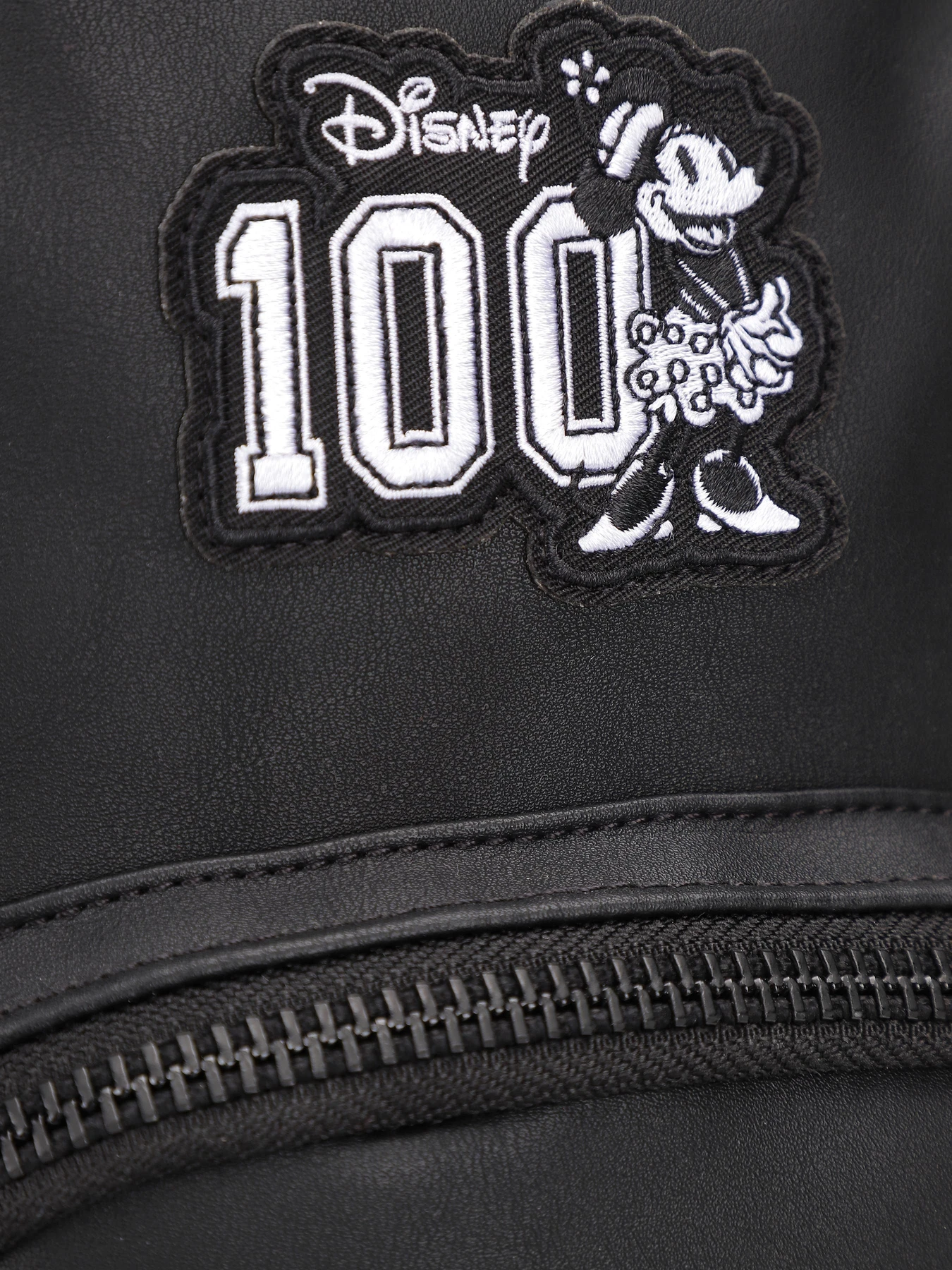 Рюкзаки Vans Disney Minnie Mini модель VN000FZHBLK1 Рюкзаки Vans Disney Minnie Mini модель VN000FZHBLK1 Фото