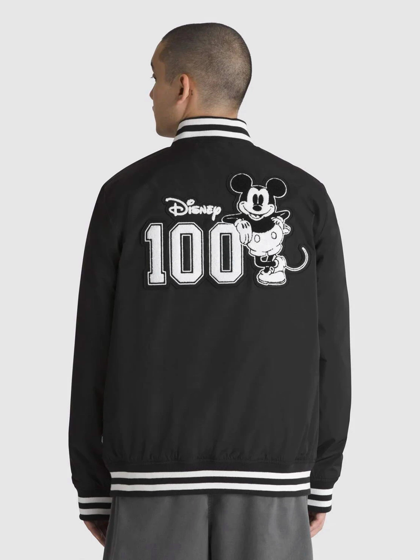 Куртки та дублянки Vans x Disney Club 100 модель VN000FZNBLK1 Куртки та дублянки Vans x Disney Club 100 модель VN000FZNBLK1 Фото