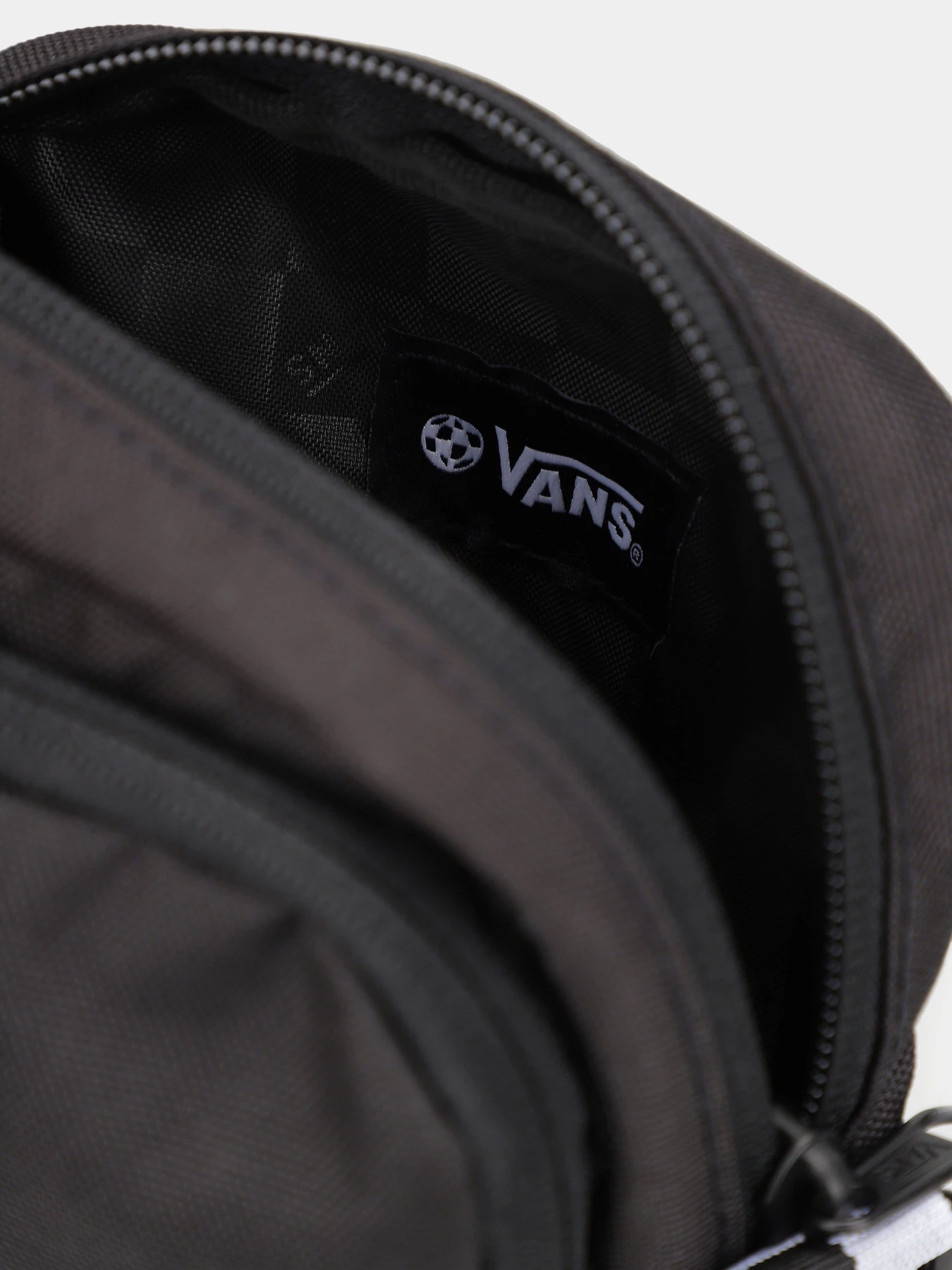 Сумки Vans Go Getter Shoulder модель VN000HE8BLK1 Сумки Vans Go Getter Shoulder модель VN000HE8BLK1 Фото