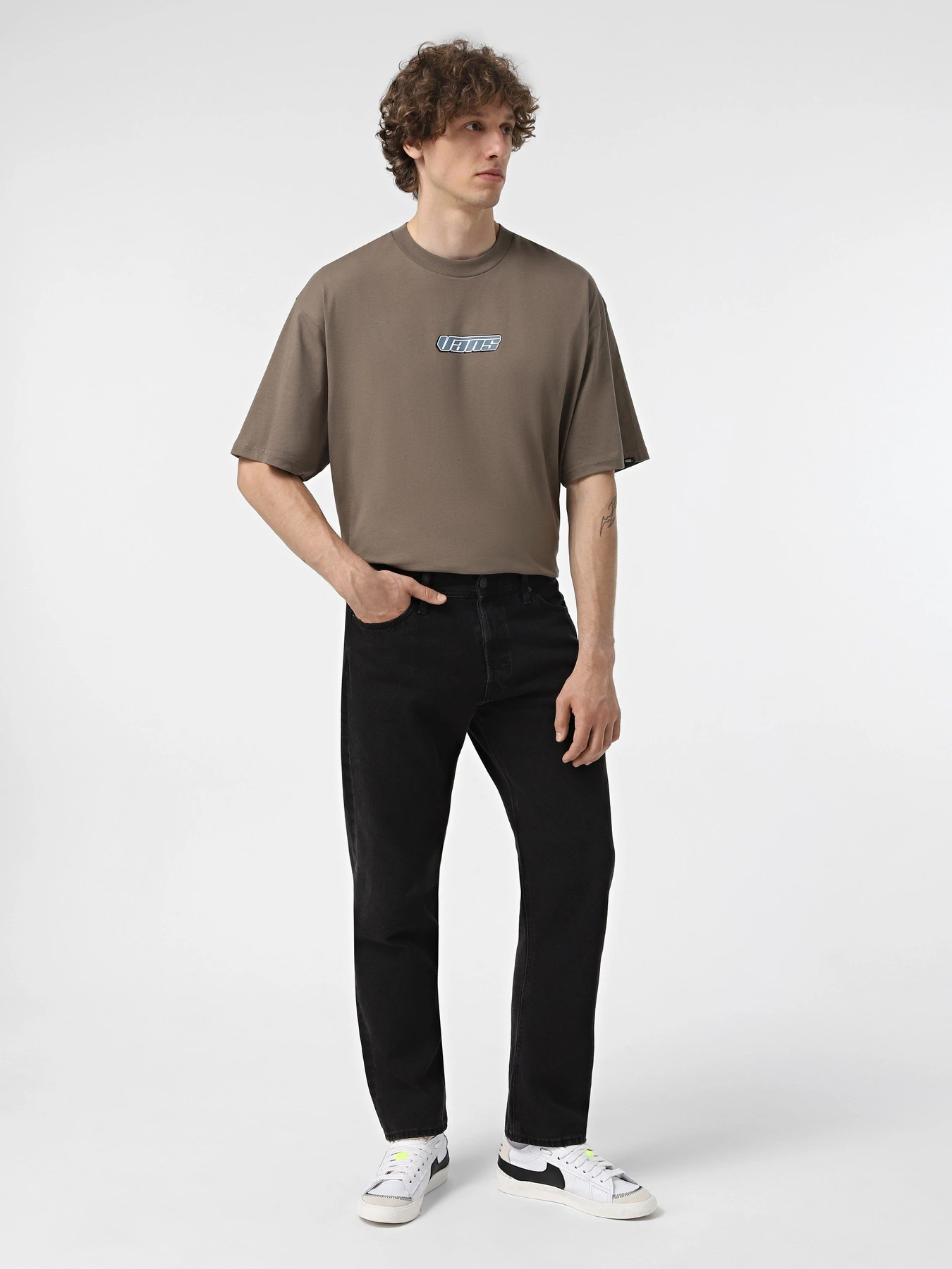 Футболки и поло Vans Retro V модель VN000HFZ9JC1 Футболки и поло Vans Retro V модель VN000HFZ9JC1 Фото