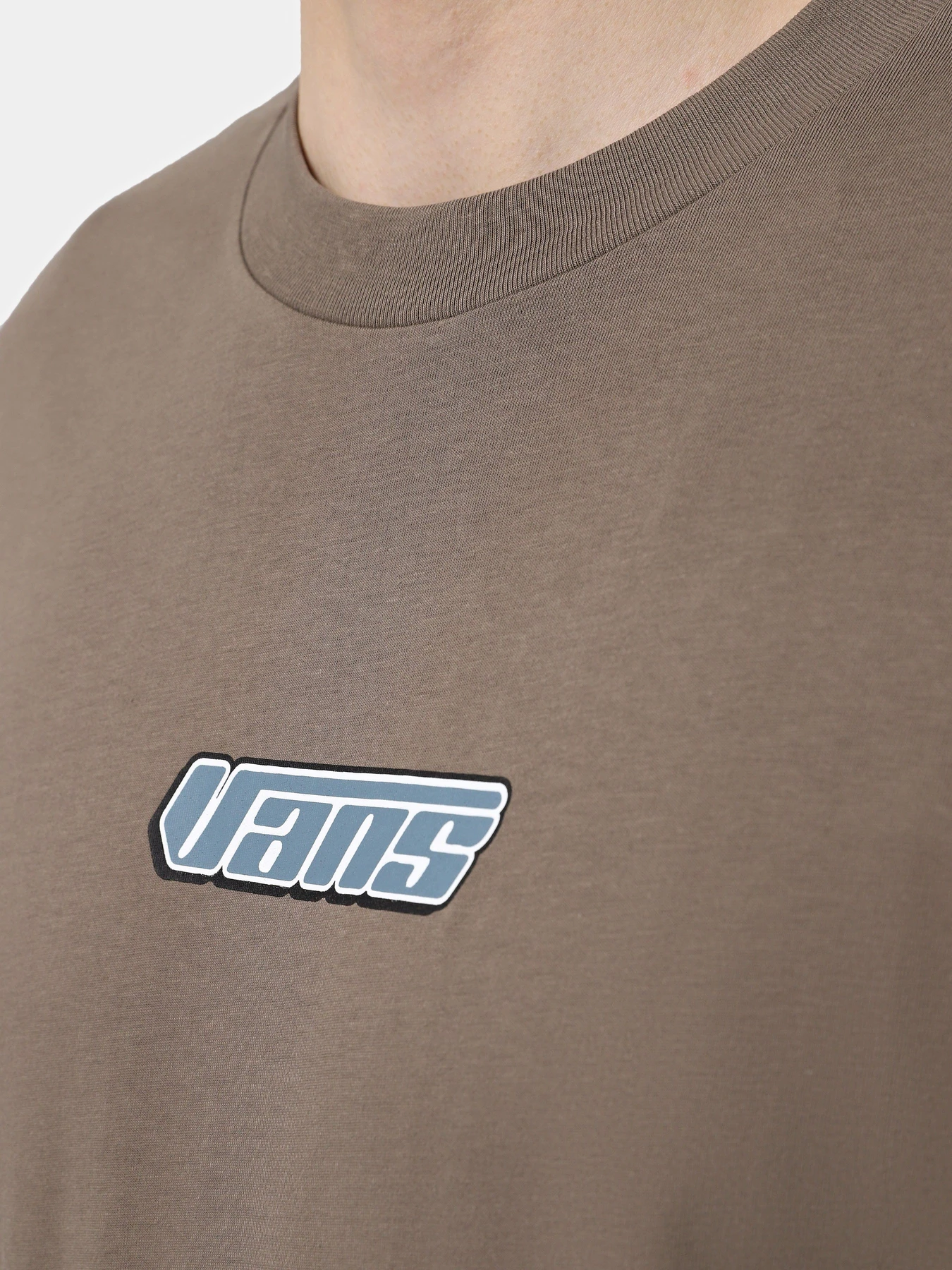 Футболки и поло Vans Retro V модель VN000HFZ9JC1 Футболки и поло Vans Retro V модель VN000HFZ9JC1 Фото
