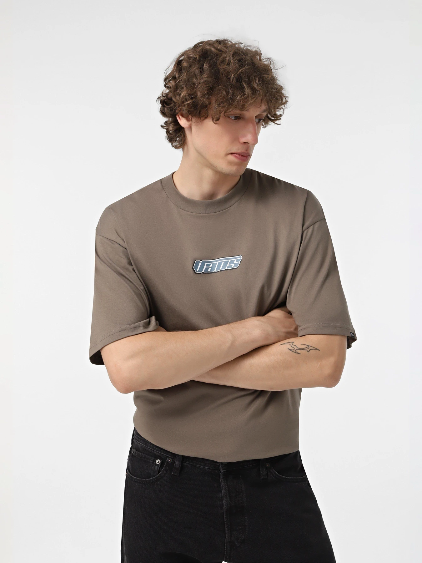 Футболки и поло Vans Retro V модель VN000HFZ9JC1 Футболки и поло Vans Retro V модель VN000HFZ9JC1 Фото