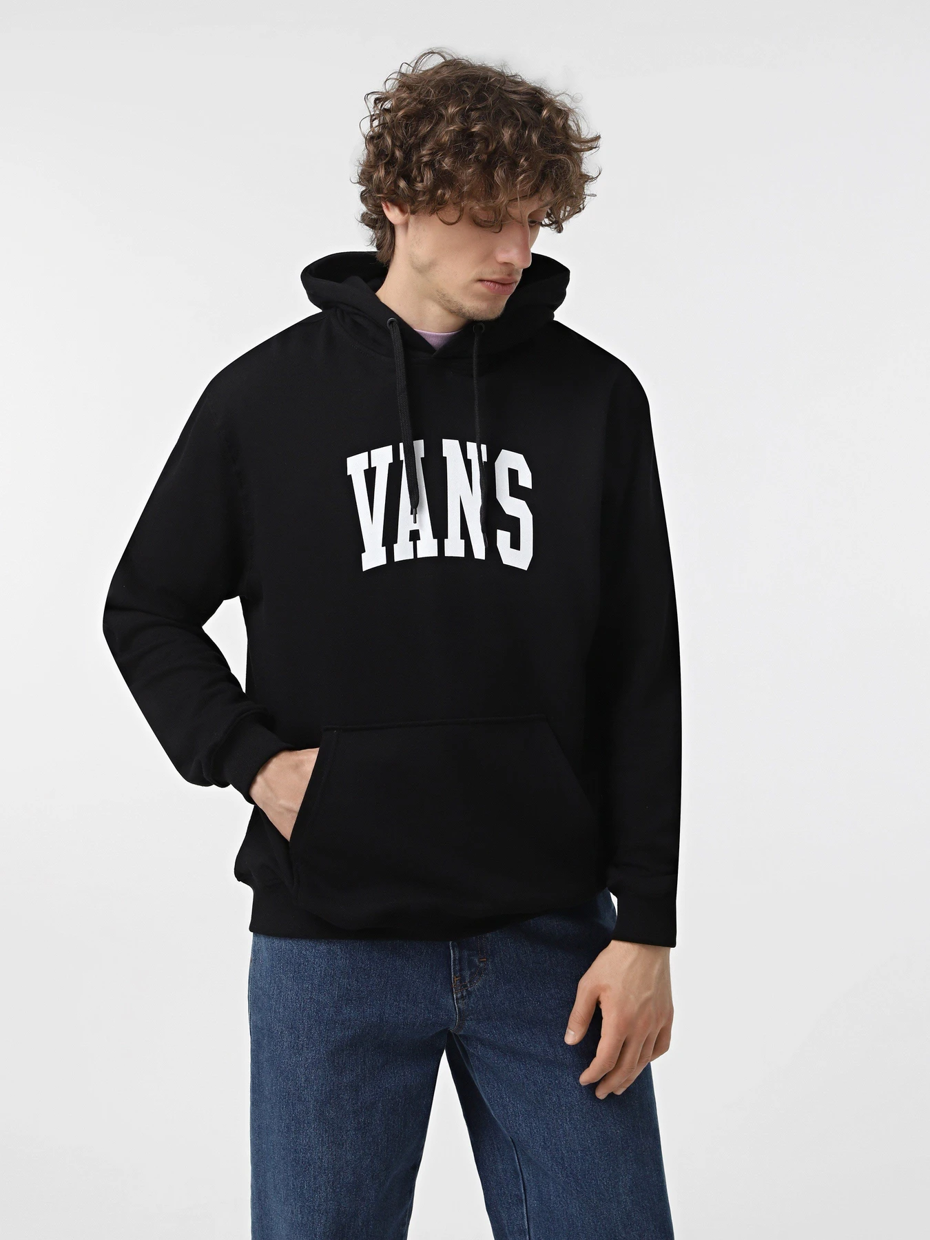 Худи и свитшоты Vans Arched Pullover модель VN000HNWBLK1 Худи и свитшоты Vans Arched Pullover модель VN000HNWBLK1 Фото
