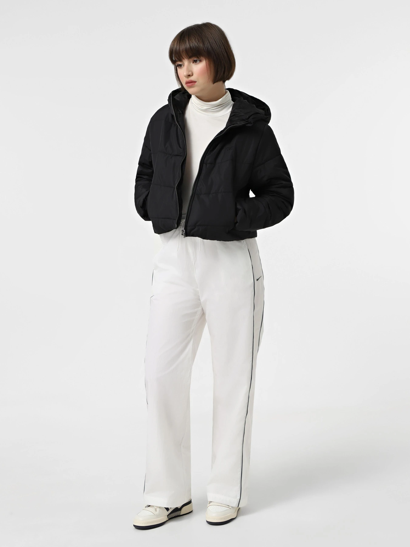 Куртки и дубленки Vans Foundry Crop Puff Hood модель VN000H5EBLK1 Куртки и дубленки Vans Foundry Crop Puff Hood модель VN000H5EBLK1 Фото