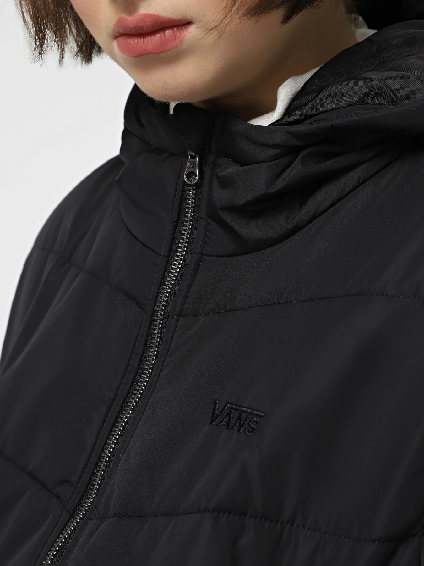 Куртки и дубленки Vans Foundry Crop Puff Hood модель VN000H5EBLK1 Куртки и дубленки Vans Foundry Crop Puff Hood модель VN000H5EBLK1 Фото