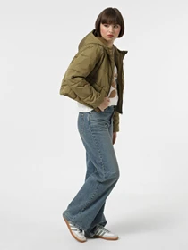 Куртки и дубленки Vans Foundry Crop Puff Hood модель VN000H5ECUQ1 Фото