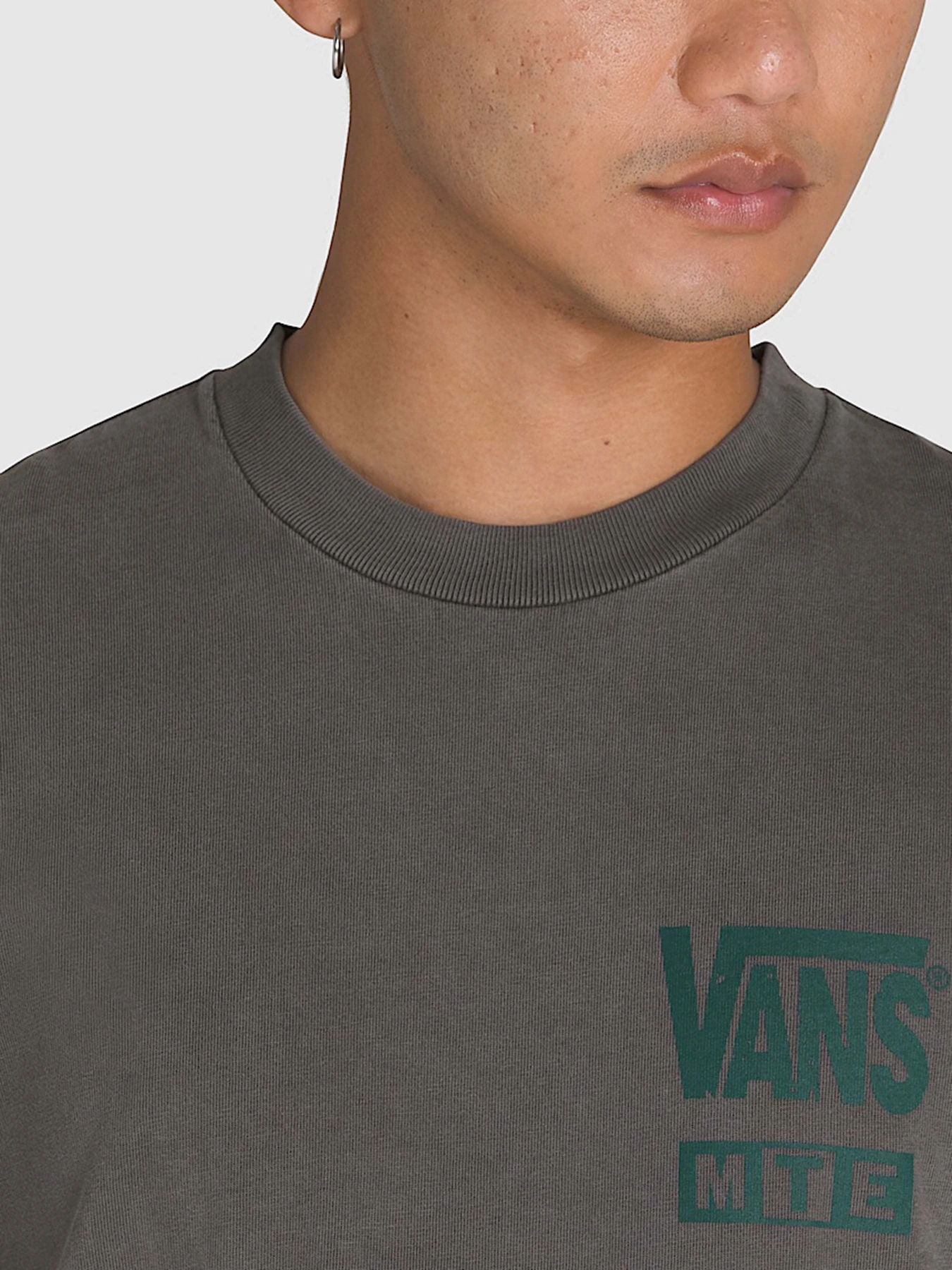 Футболки и поло Vans MTE Sabertooth модель VN000M2RBLK1 Футболки и поло Vans MTE Sabertooth модель VN000M2RBLK1 Фото