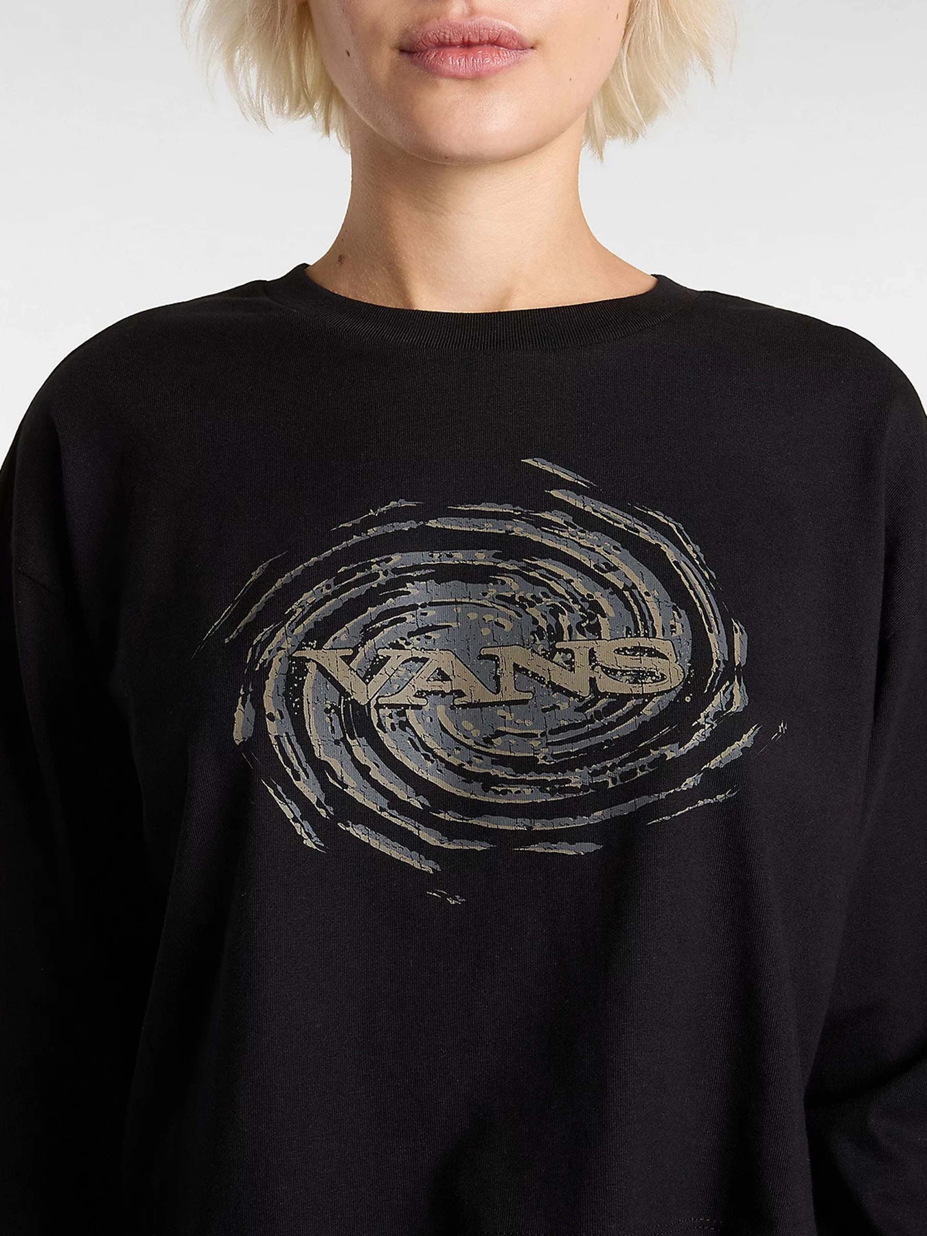 Худи и свитшоты Vans Breaker Relax Crop модель VN000MDBBLK1 Худи и свитшоты Vans Breaker Relax Crop модель VN000MDBBLK1 Фото