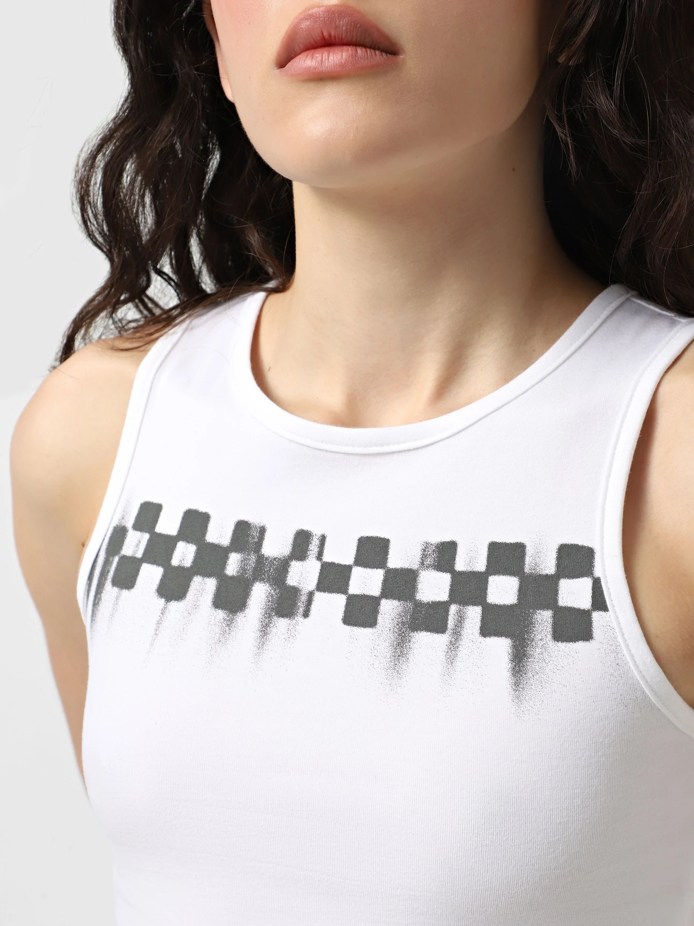Футболки і поло Vans Check Wash Fitted Crop Tank модель VN000MC0WHT1 Футболки і поло Vans Check Wash Fitted Crop Tank модель VN000MC0WHT1 Фото